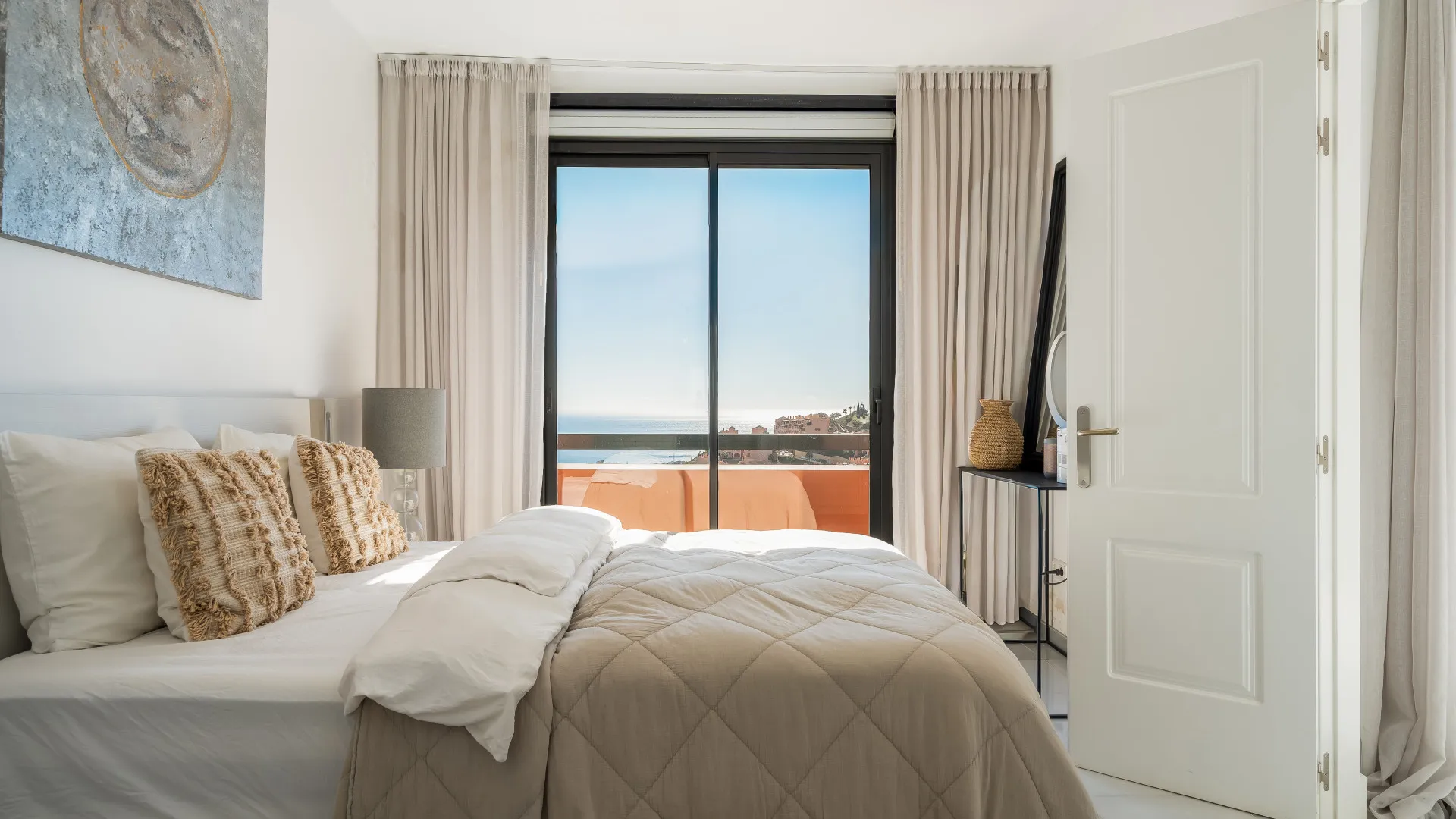 Duplex penthouse for sale in Calahonda with 4 bedrooms