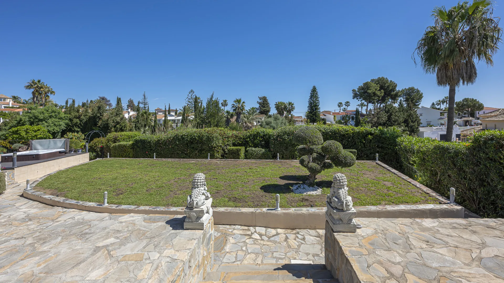 Estepona 6 bedrooms villa for sale