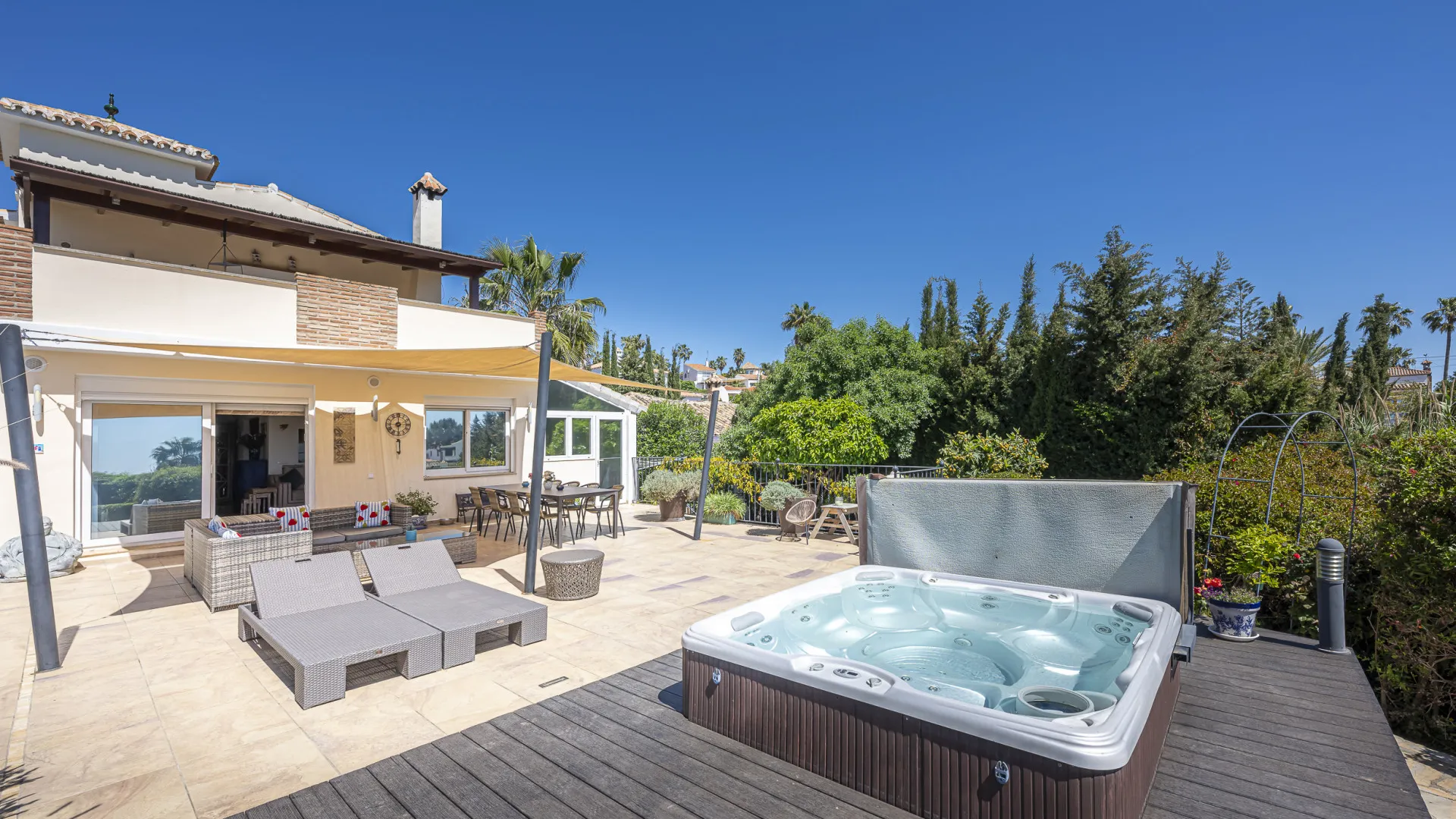 Estepona 6 bedrooms villa for sale