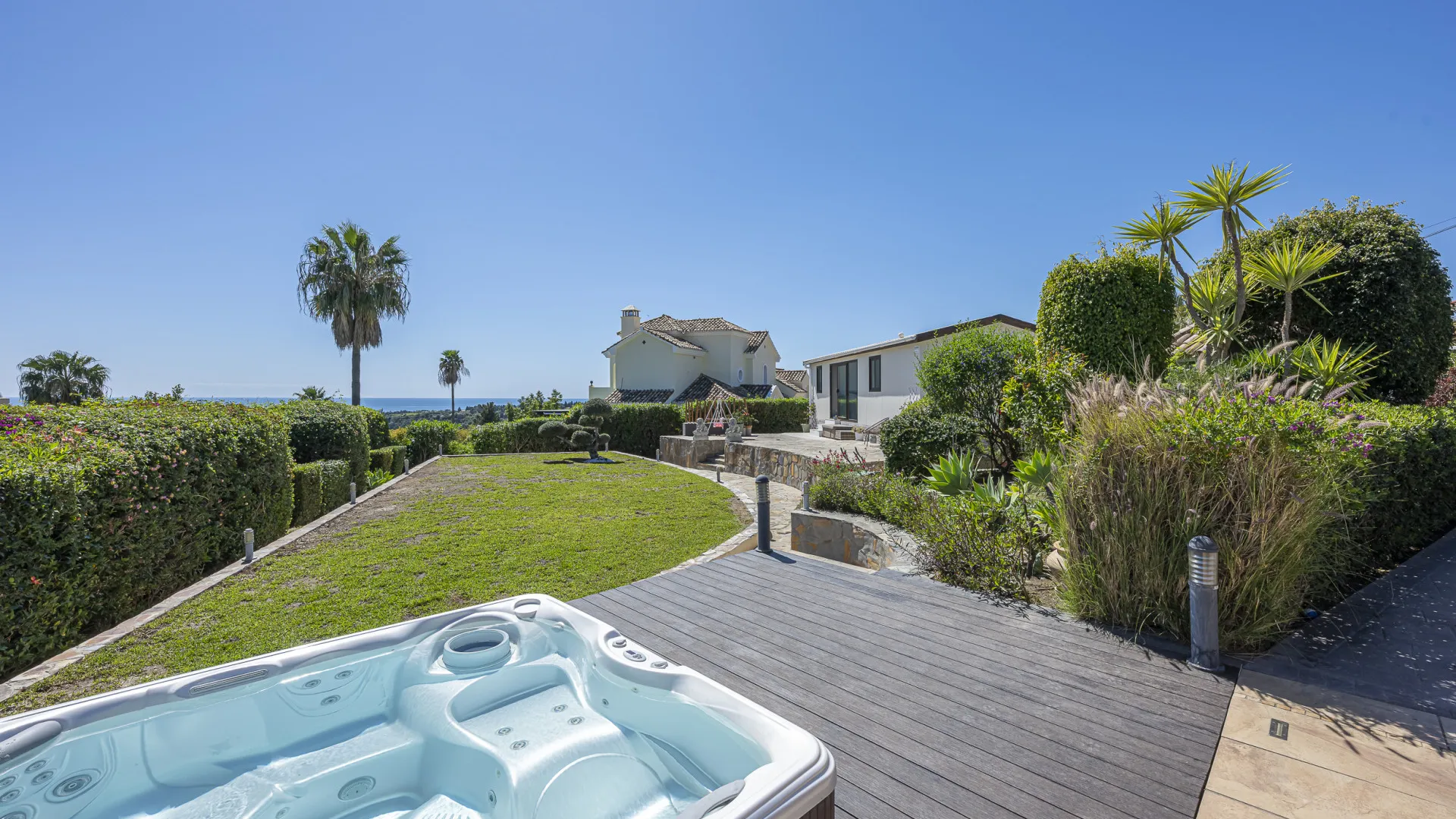 Estepona 6 bedrooms villa for sale