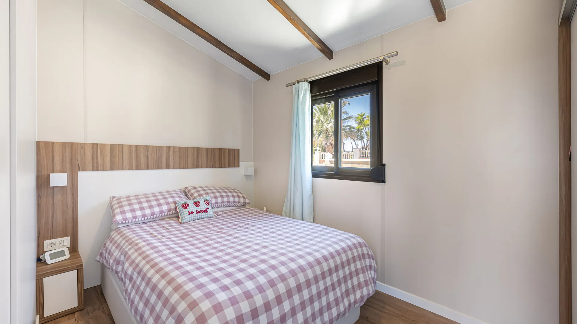Estepona 6 bedrooms villa for sale