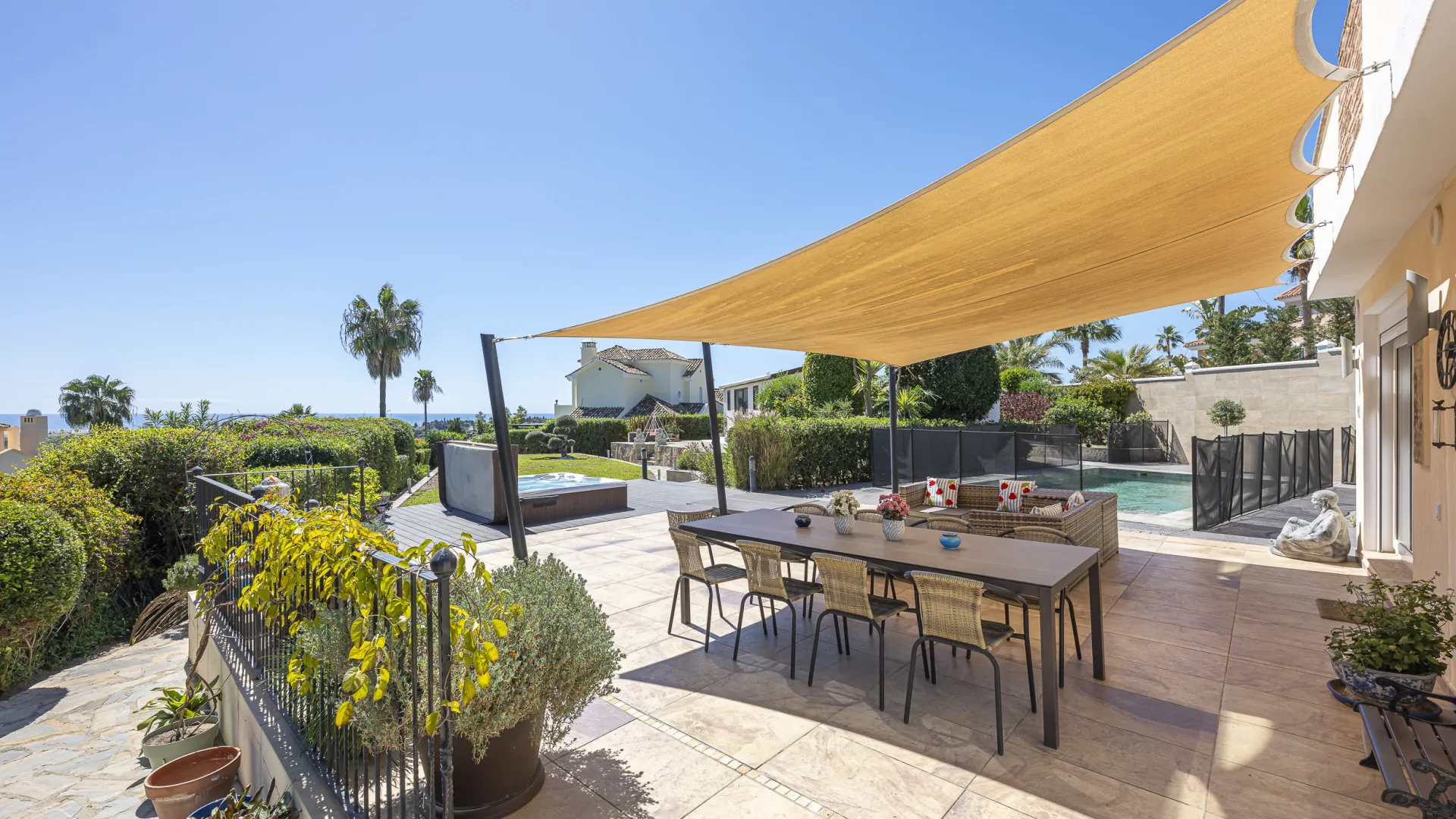 Estepona 6 bedrooms villa for sale