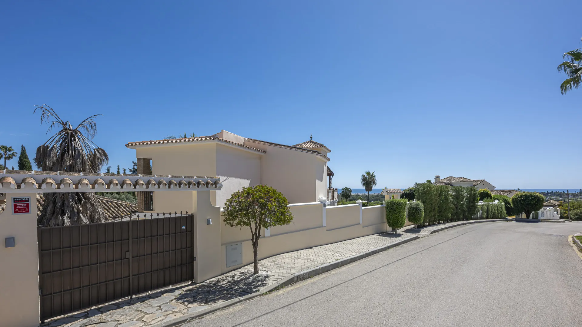Estepona 6 bedrooms villa for sale