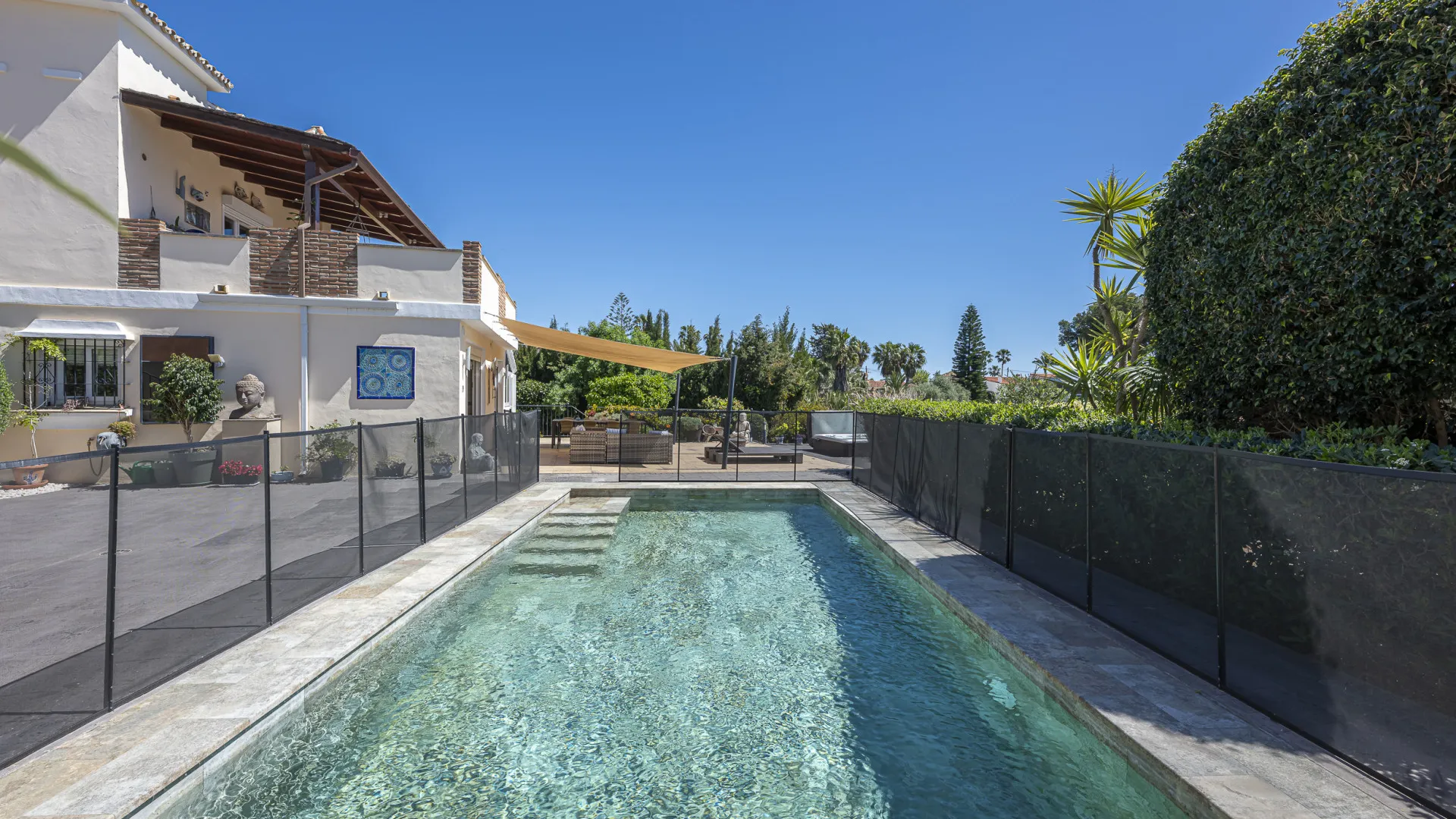 Estepona 6 bedrooms villa for sale