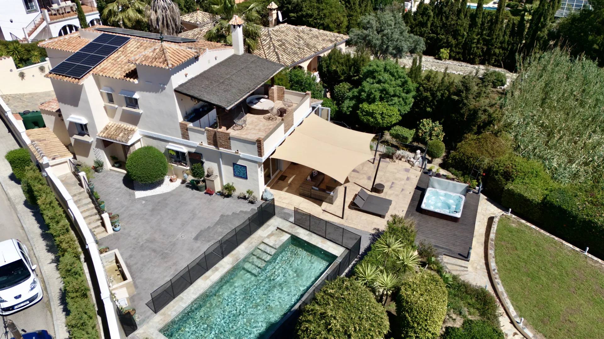 Estepona 6 bedrooms villa for sale