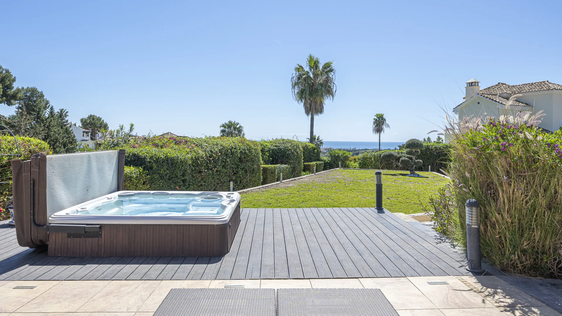 Estepona 6 bedrooms villa for sale