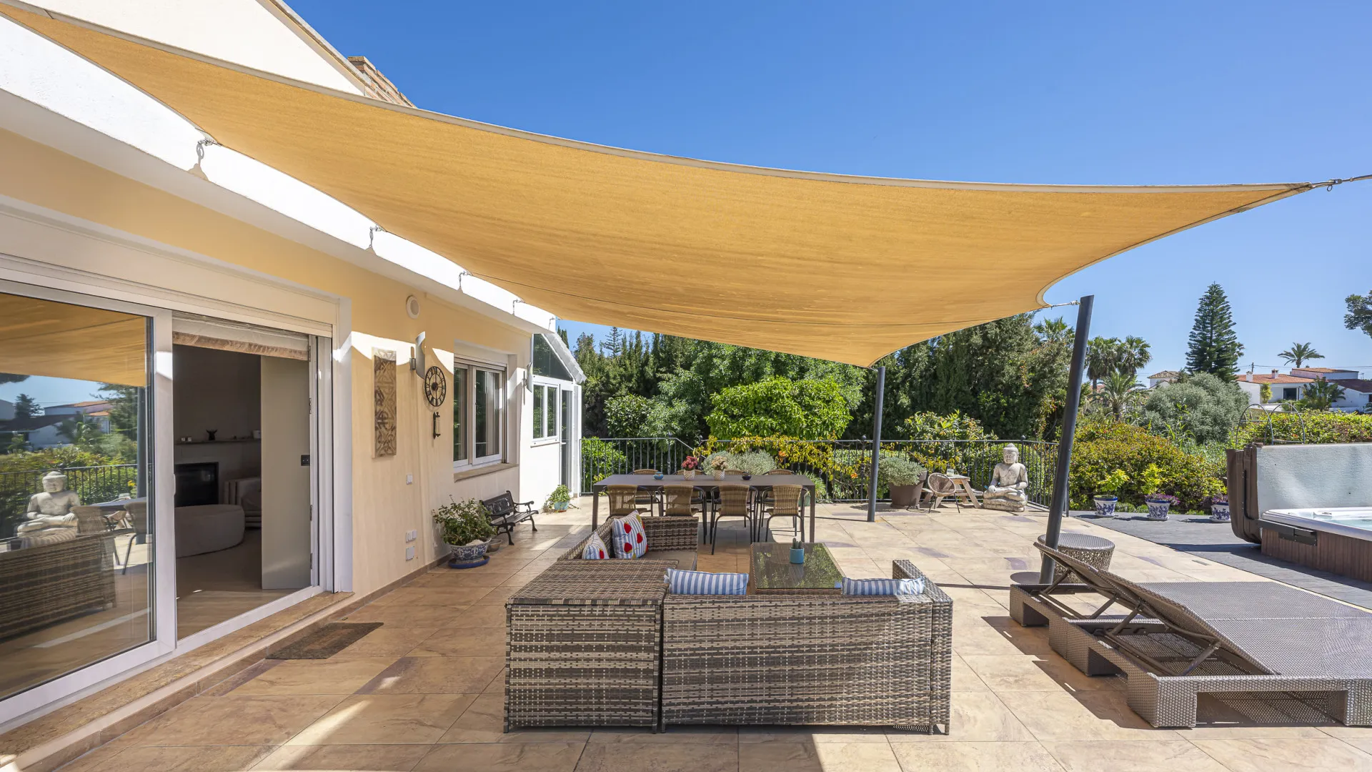 Estepona 6 bedrooms villa for sale