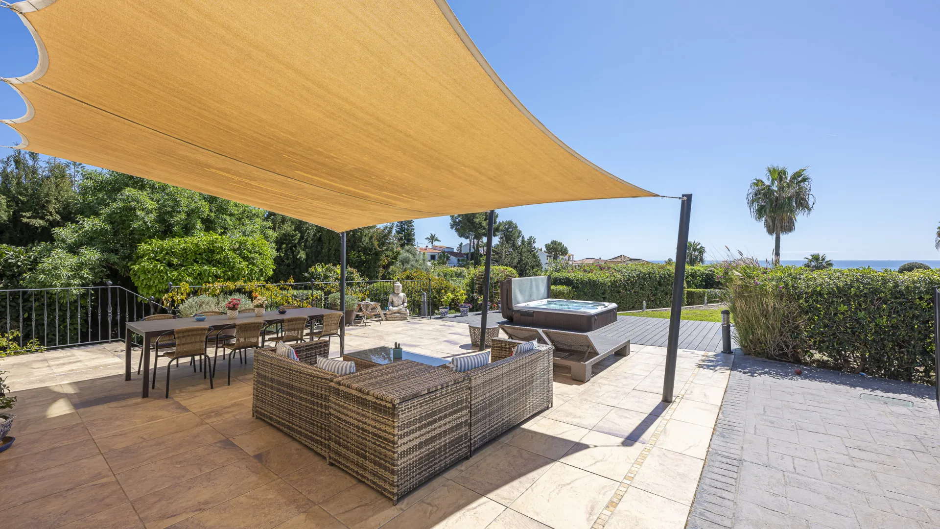 Estepona 6 bedrooms villa for sale