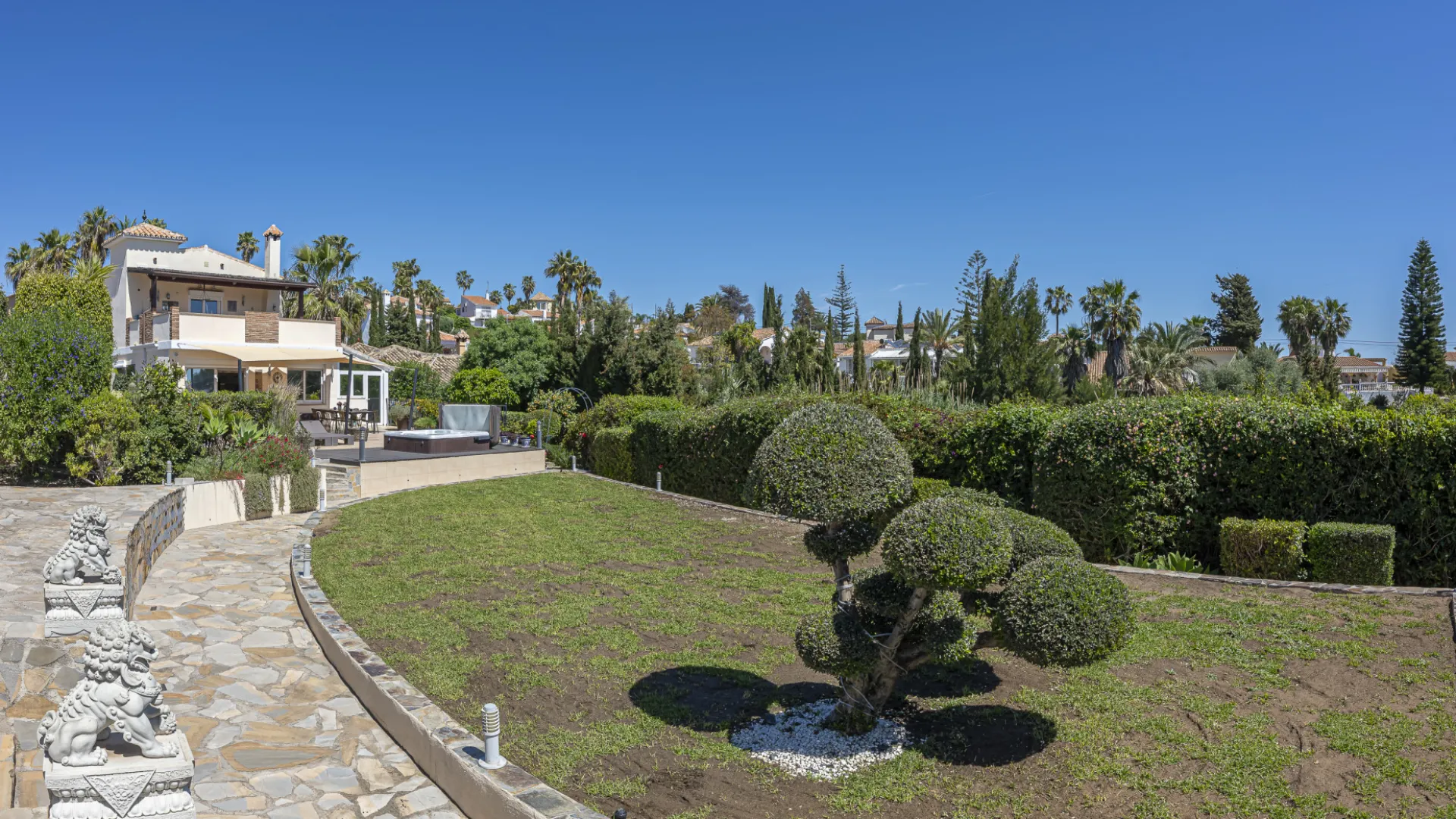 Estepona 6 bedrooms villa for sale