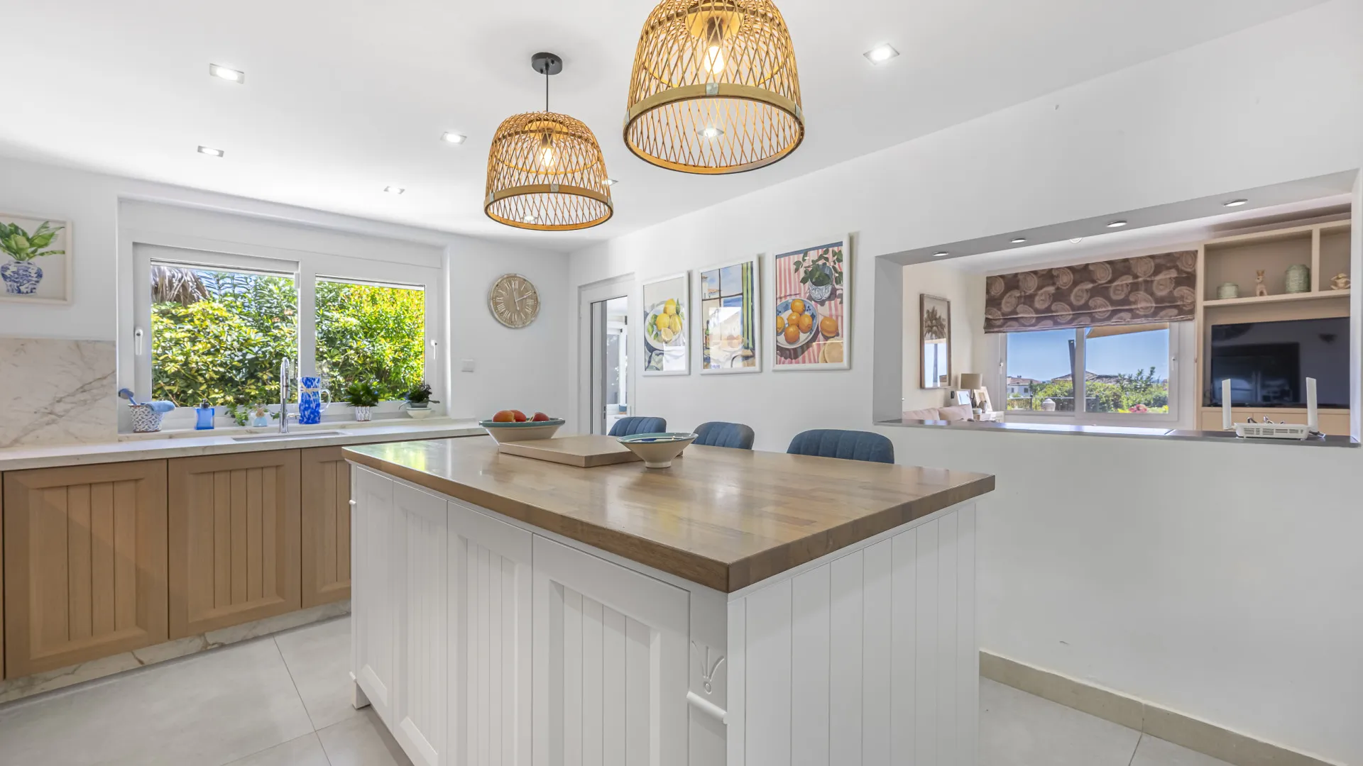 Estepona 6 bedrooms villa for sale
