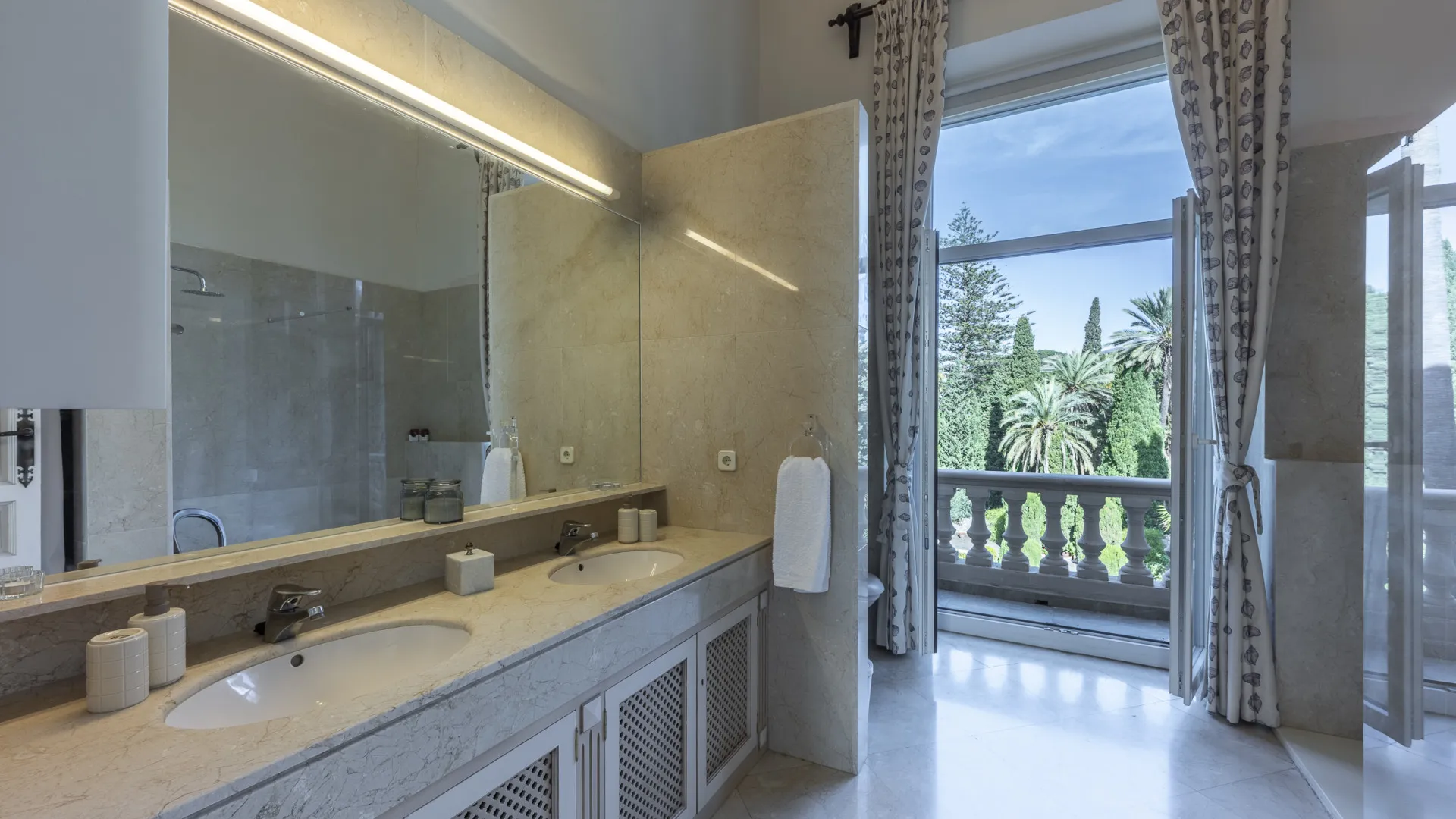 For sale unique building in Motril with 8 bedrooms