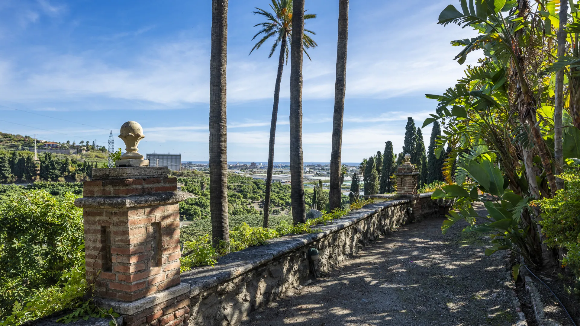 For sale unique building in Motril with 8 bedrooms