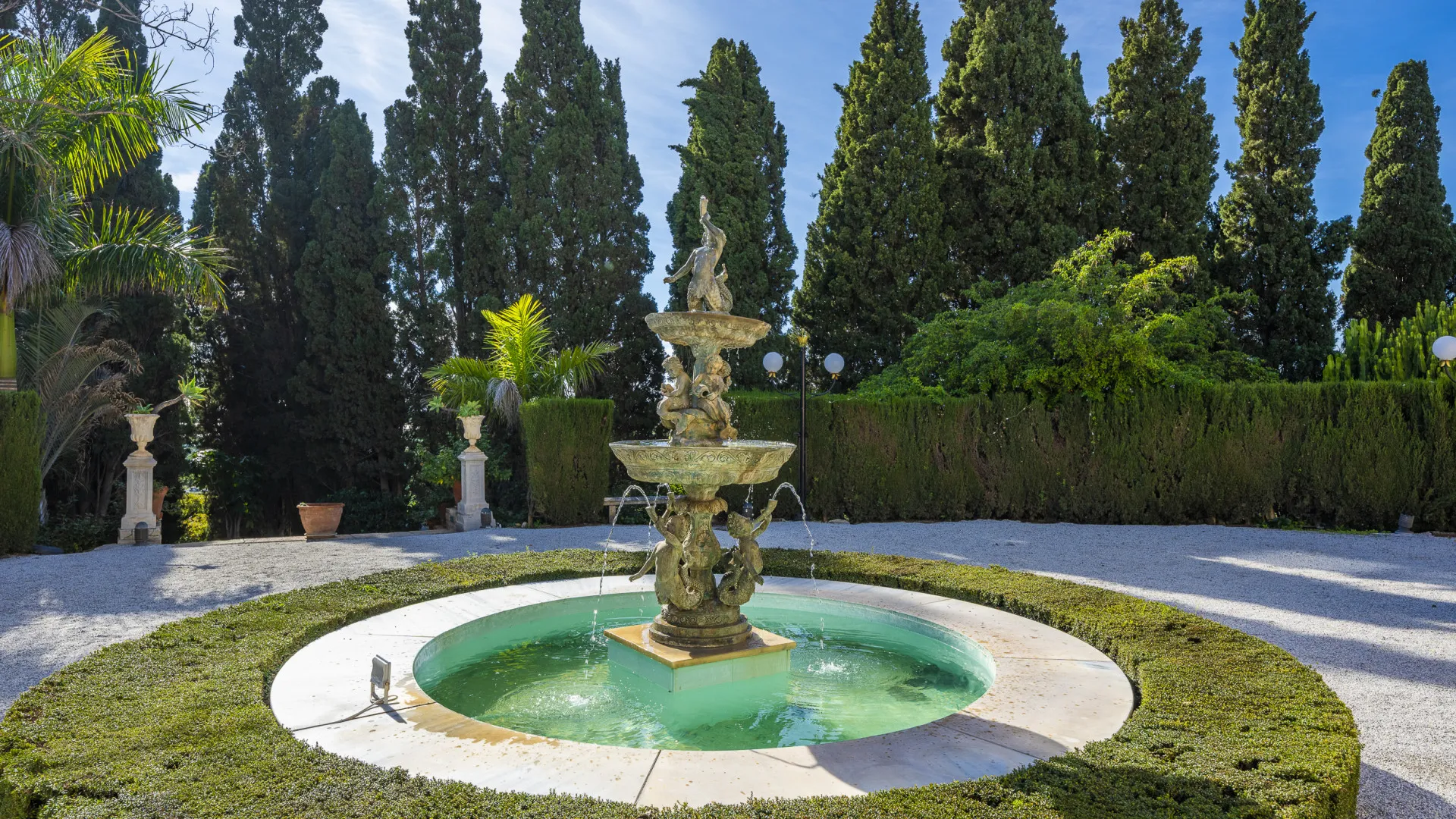 For sale unique building in Motril with 8 bedrooms