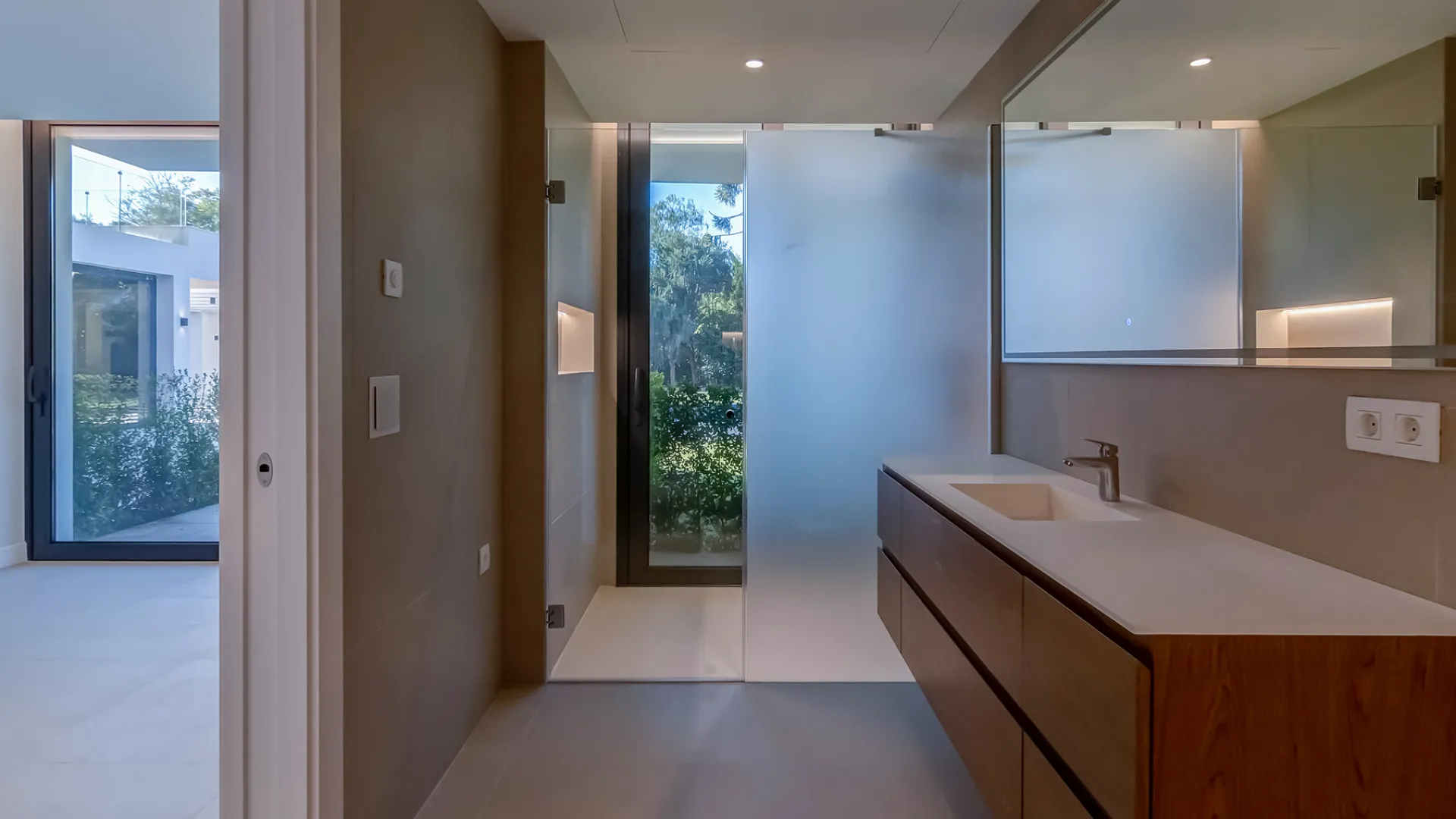 For sale 5 bedrooms villa in Kings & Queens