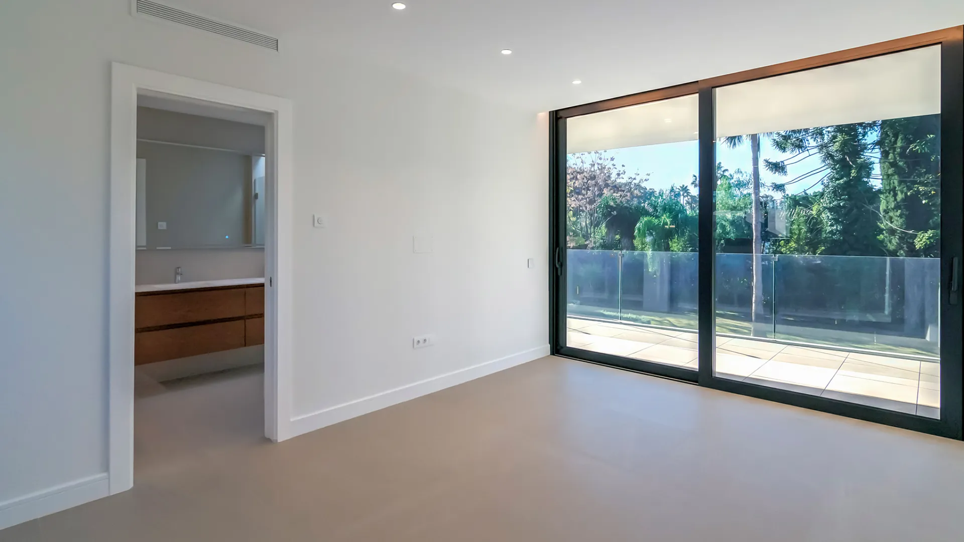 For sale 5 bedrooms villa in Kings & Queens