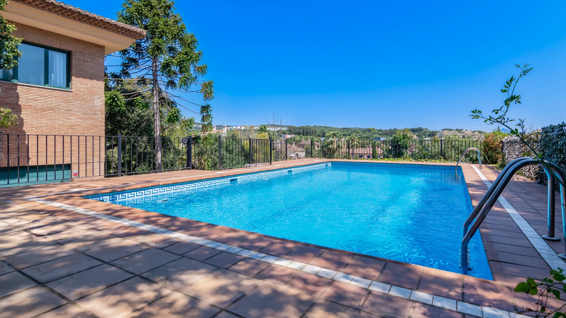 Comprar villa en Zona B con 5 dormitorios