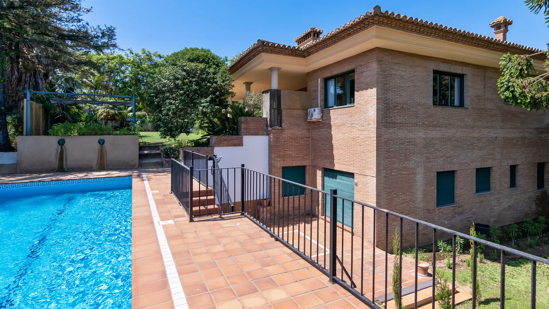 Comprar villa en Zona B con 5 dormitorios