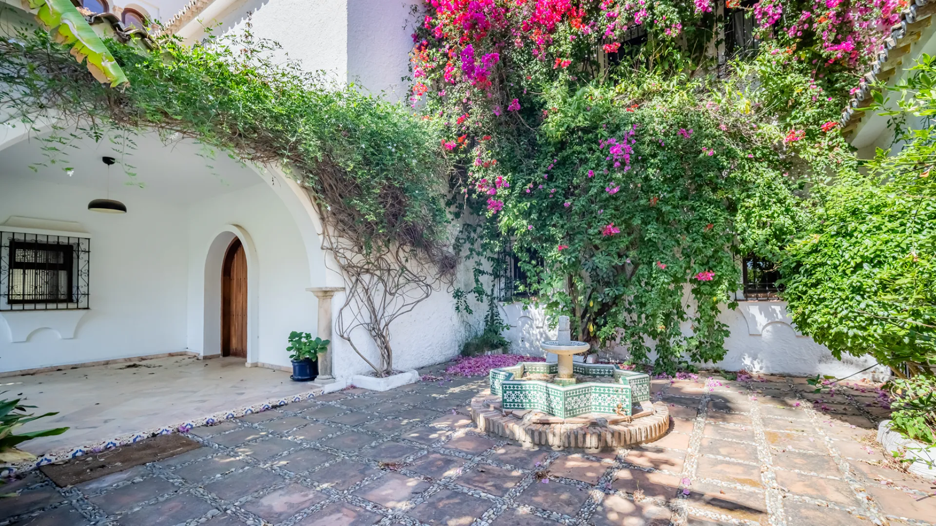 For sale Cascada de Camojan villa with 8 bedrooms