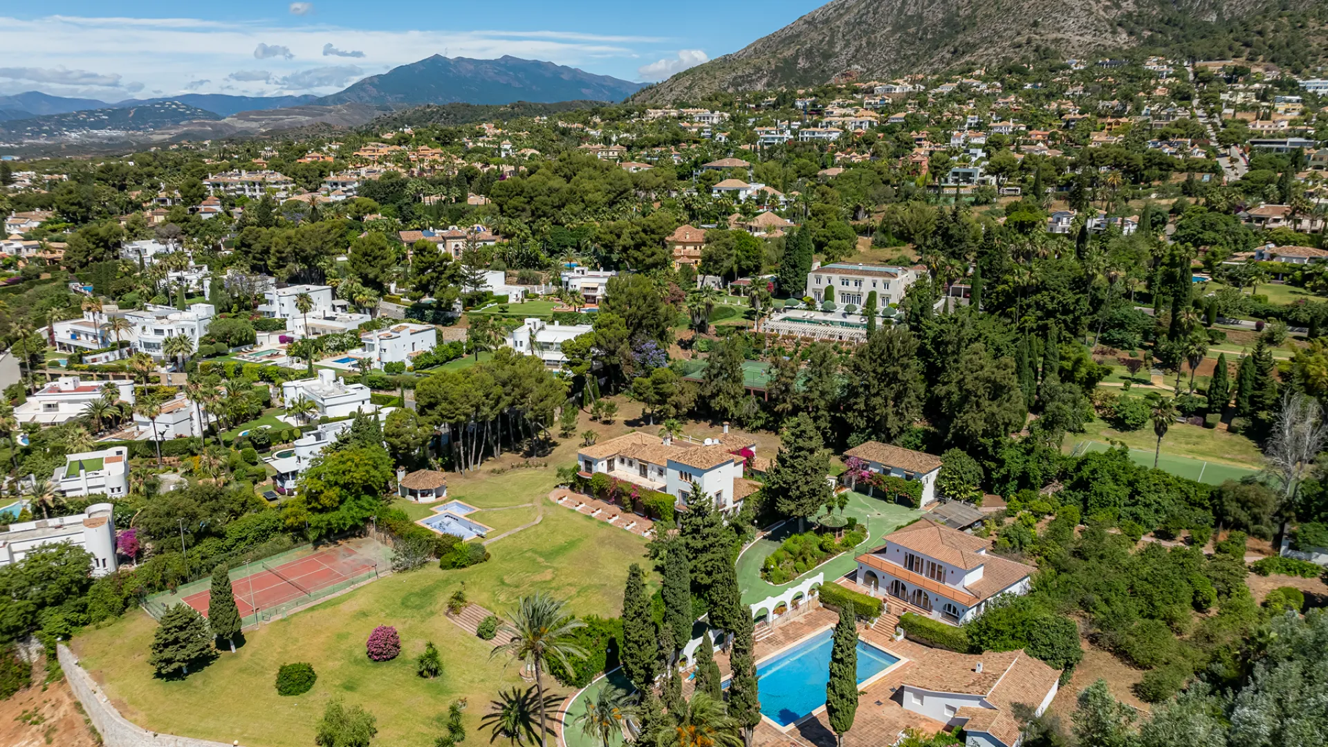 For sale Cascada de Camojan villa with 8 bedrooms