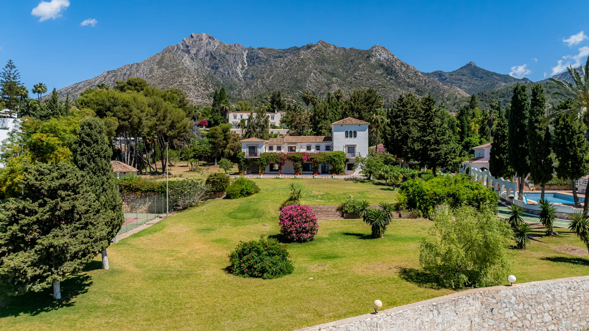 For sale Cascada de Camojan villa with 8 bedrooms
