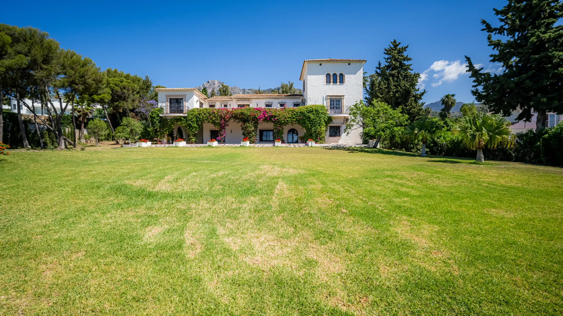 For sale Cascada de Camojan villa with 8 bedrooms