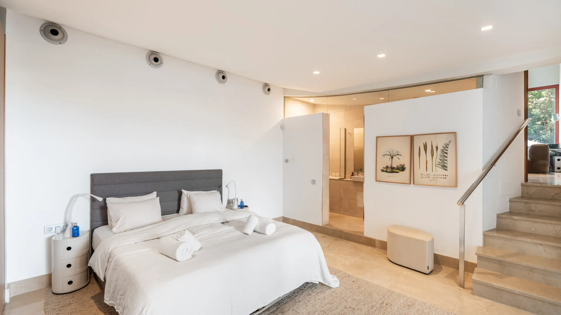Buy villa in Nueva Andalucia