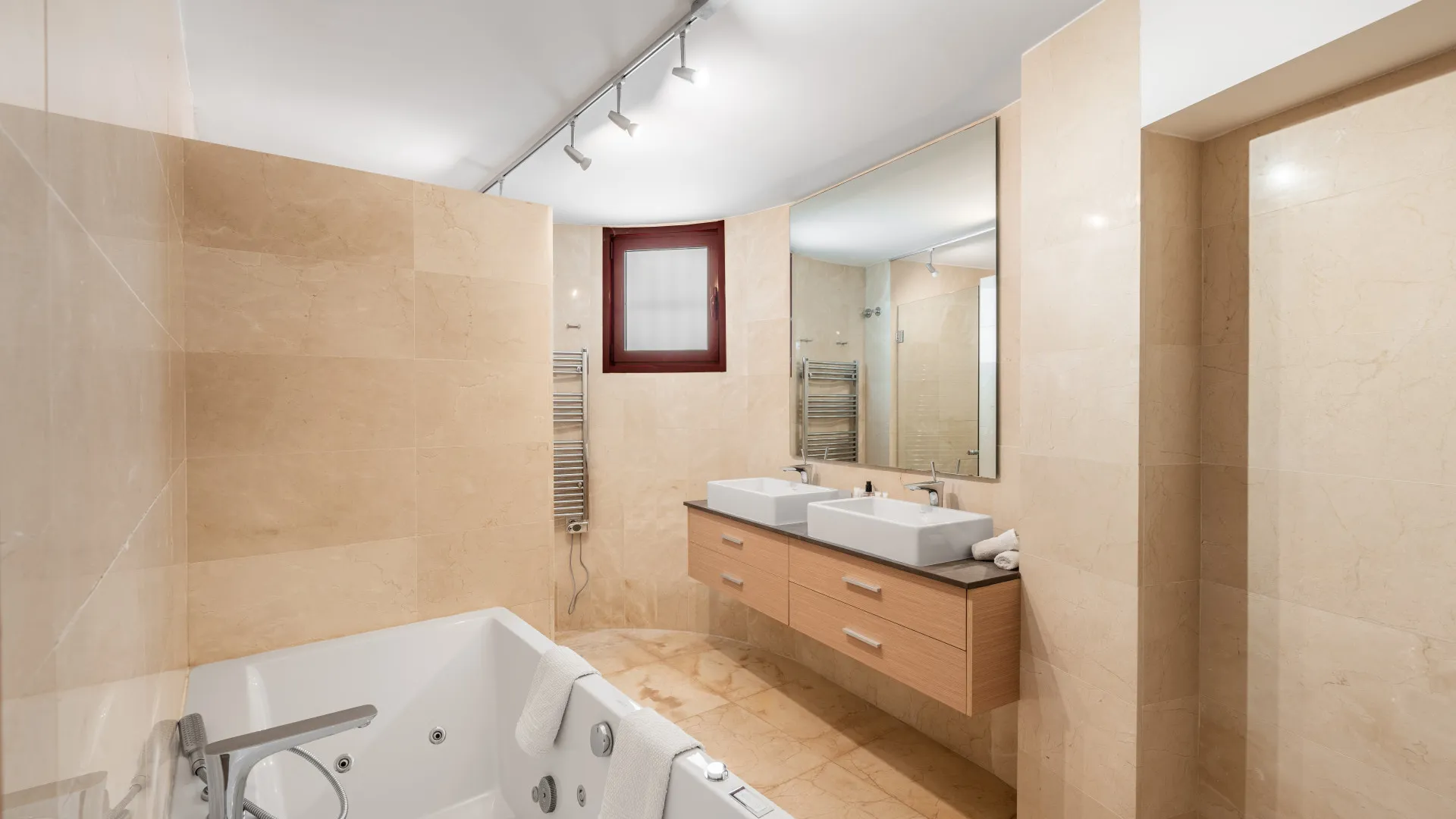 Buy villa in Nueva Andalucia