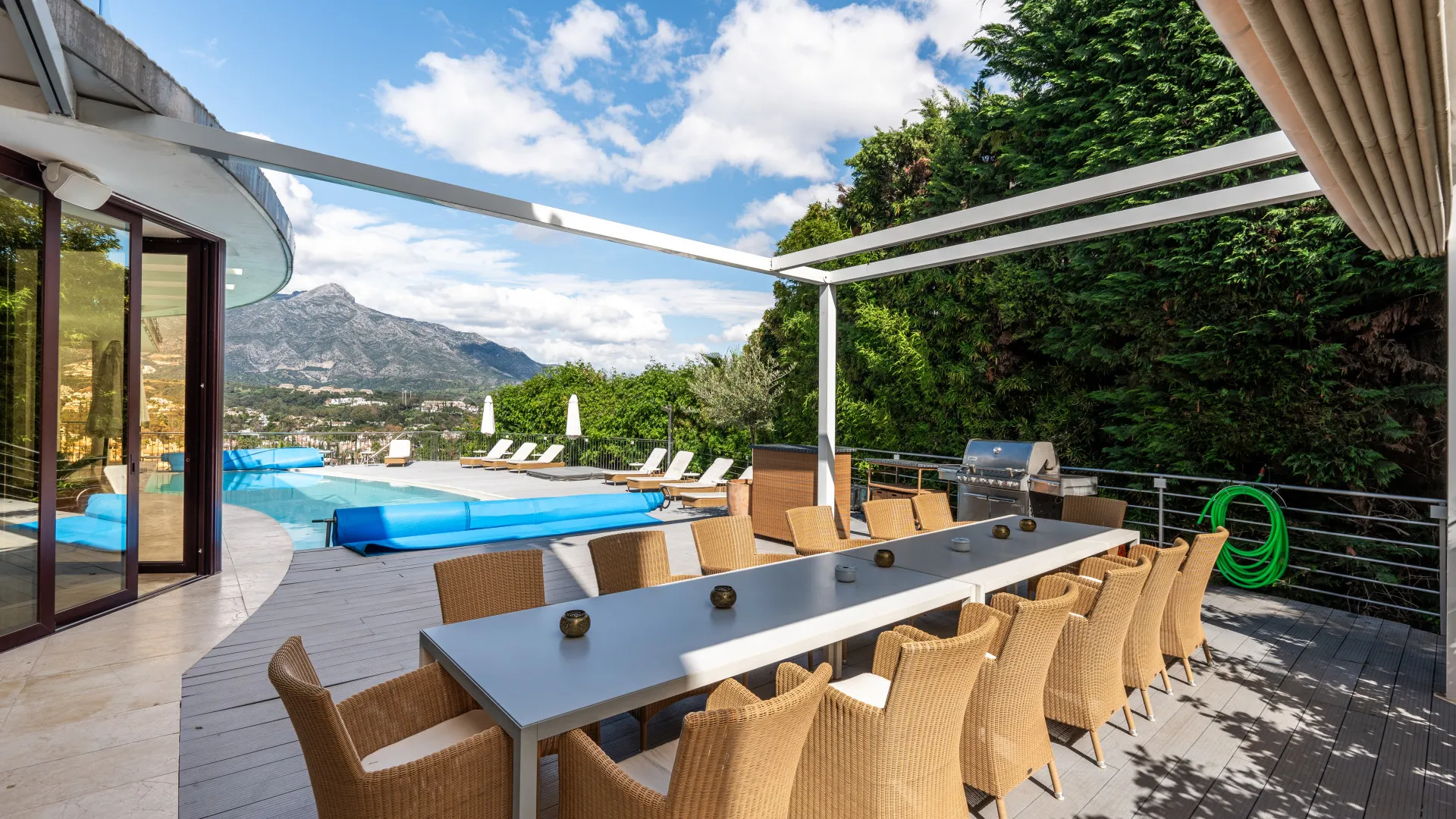 Buy villa in Nueva Andalucia