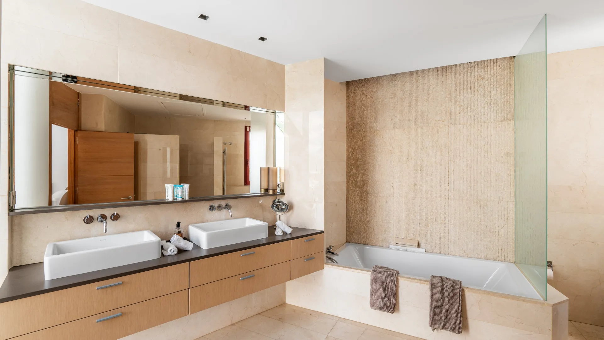 Buy villa in Nueva Andalucia