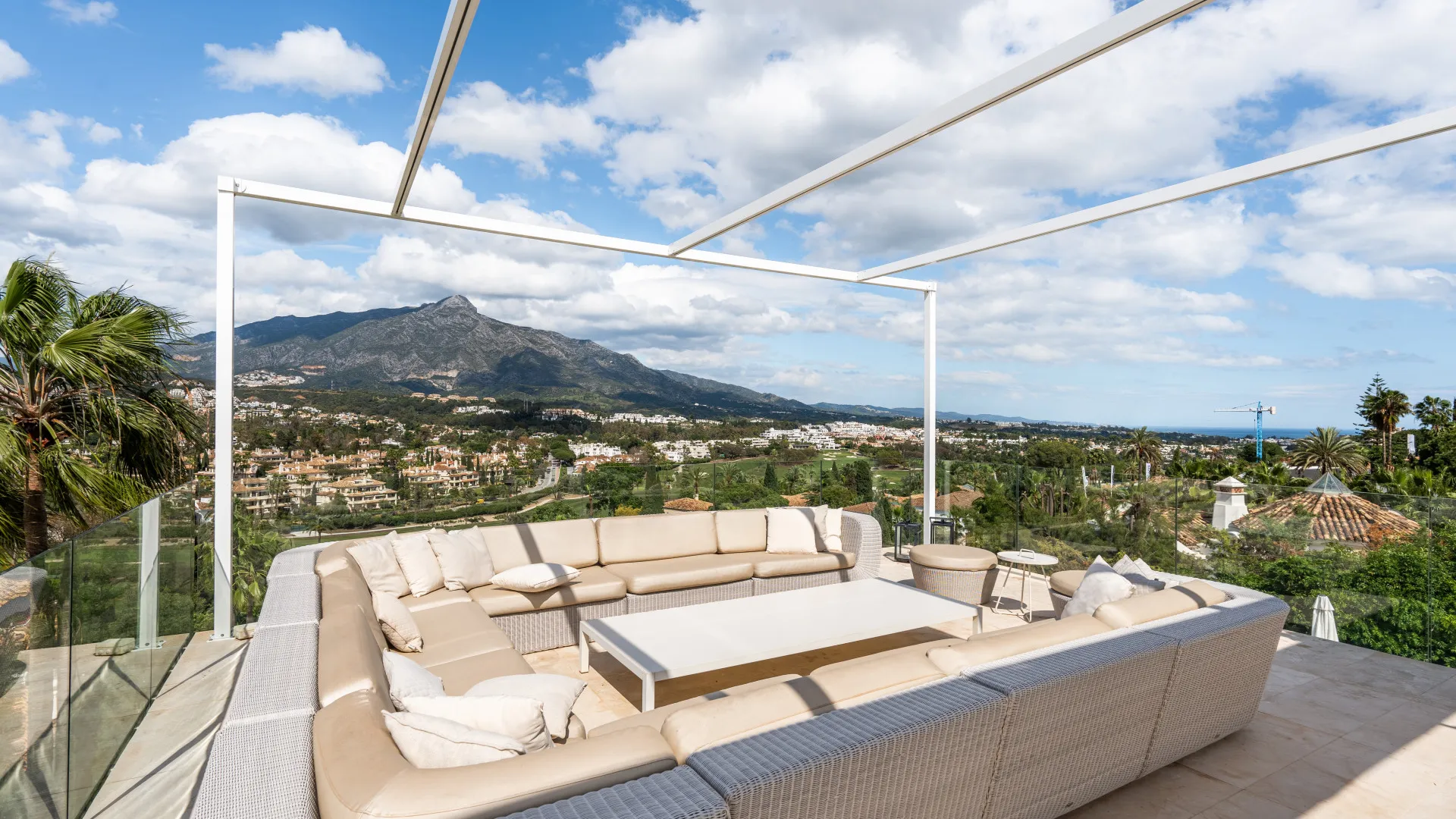 Buy villa in Nueva Andalucia