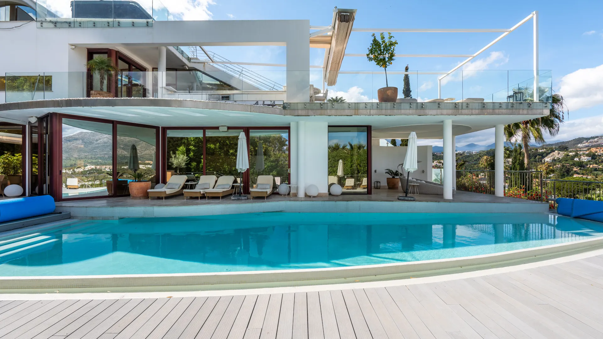 Buy villa in Nueva Andalucia