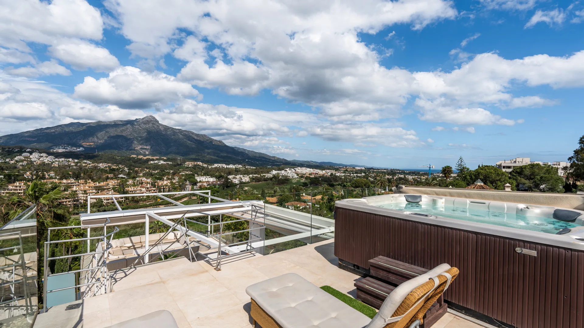 Buy villa in Nueva Andalucia