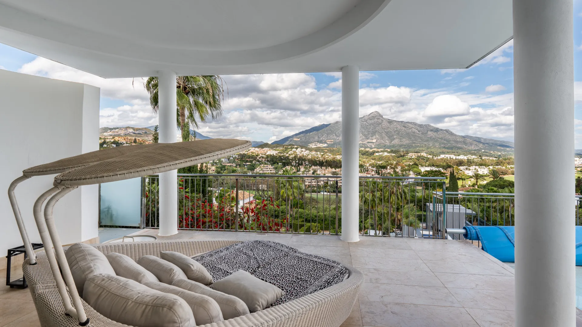Buy villa in Nueva Andalucia