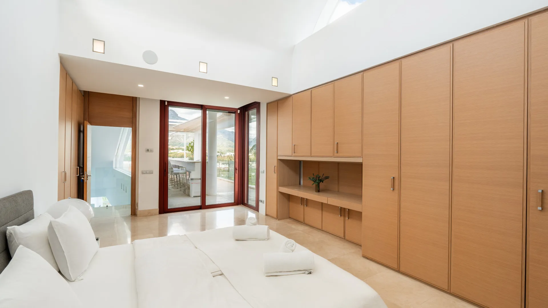 Buy villa in Nueva Andalucia