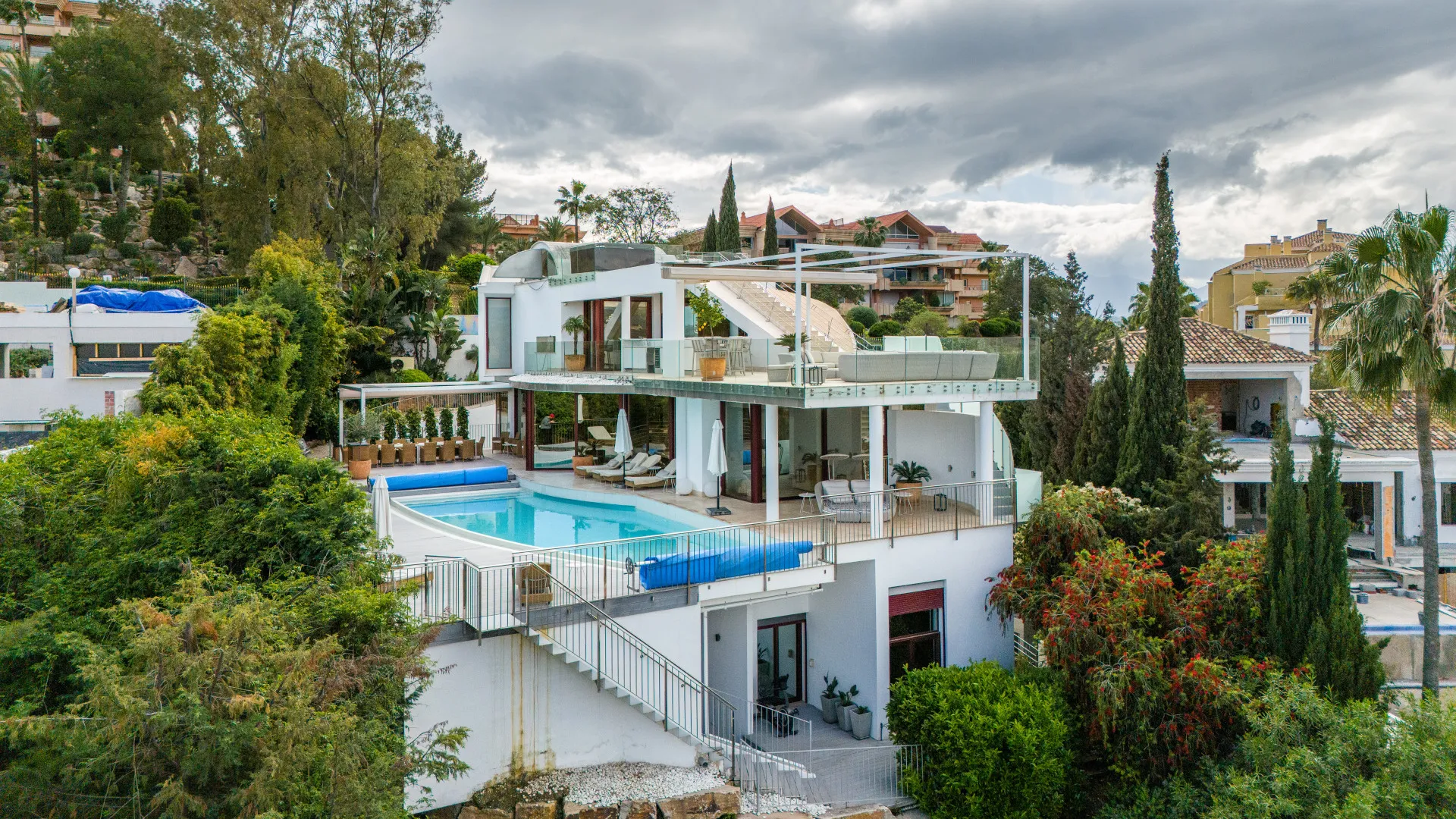 Buy villa in Nueva Andalucia