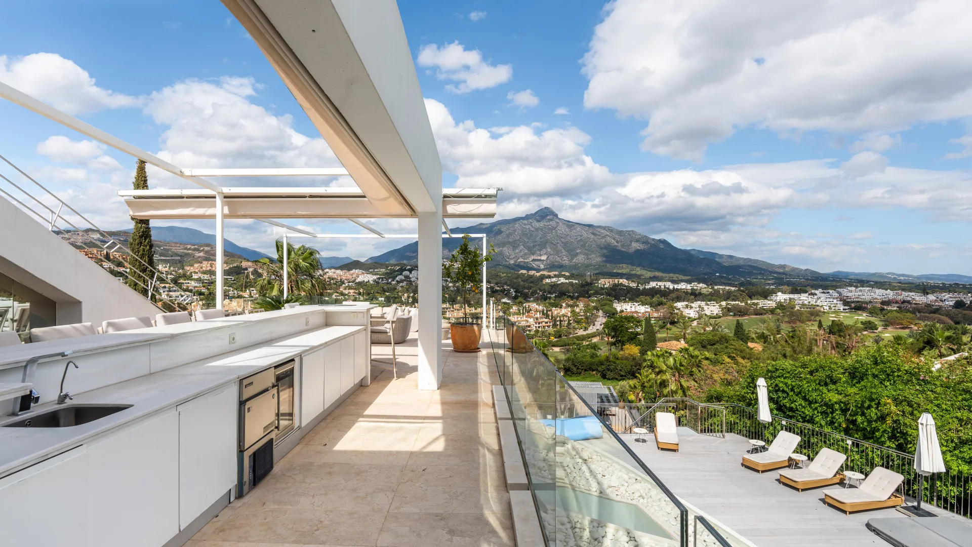 Buy villa in Nueva Andalucia