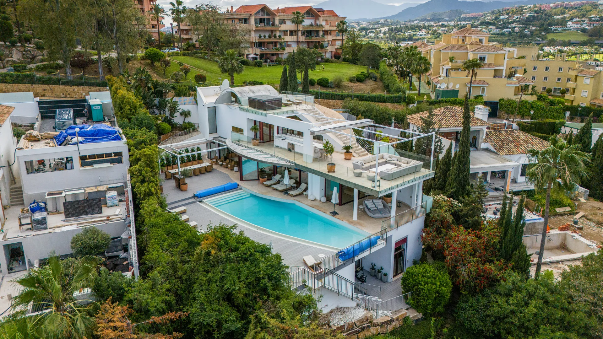 Buy villa in Nueva Andalucia