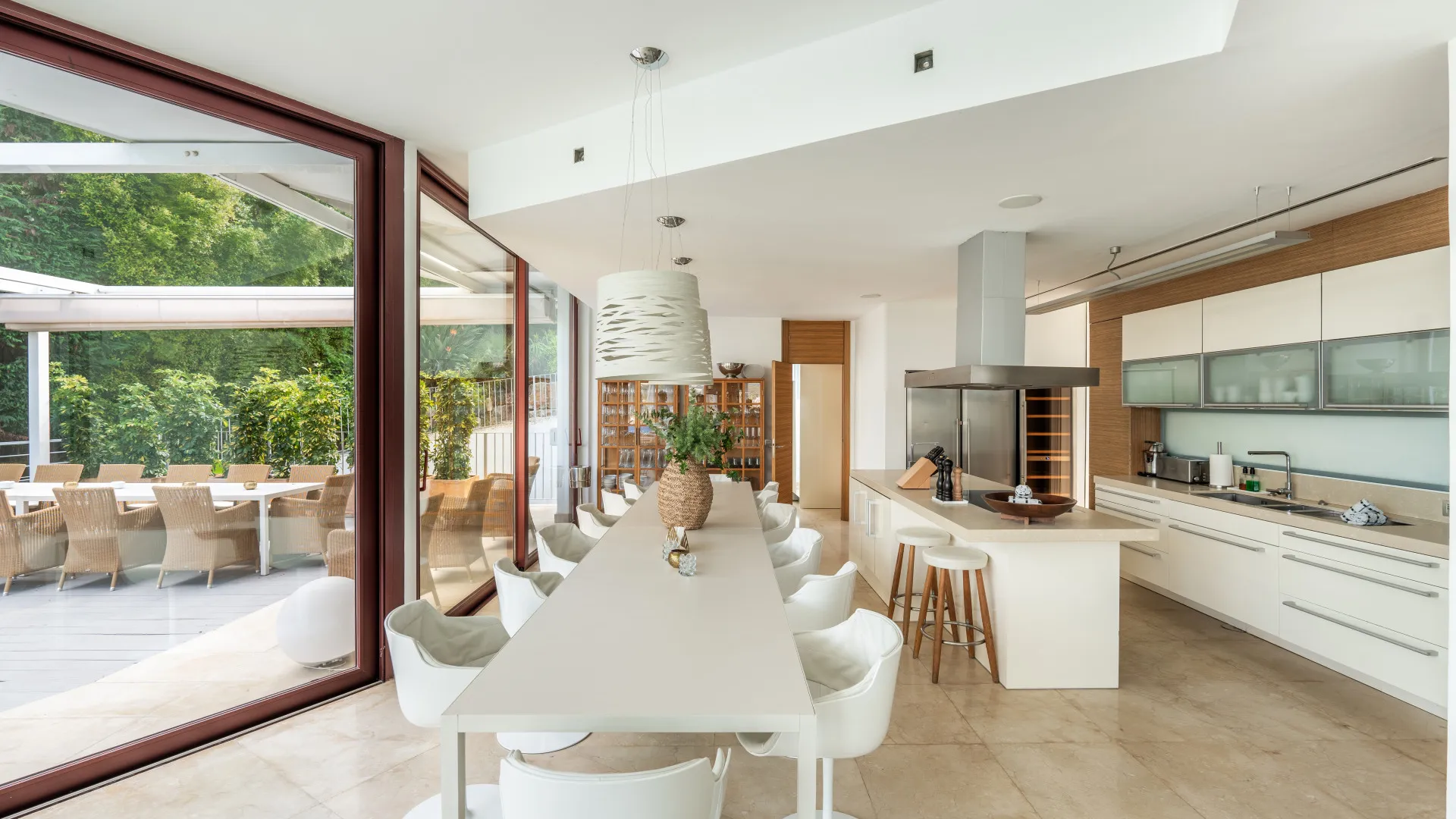 Buy villa in Nueva Andalucia