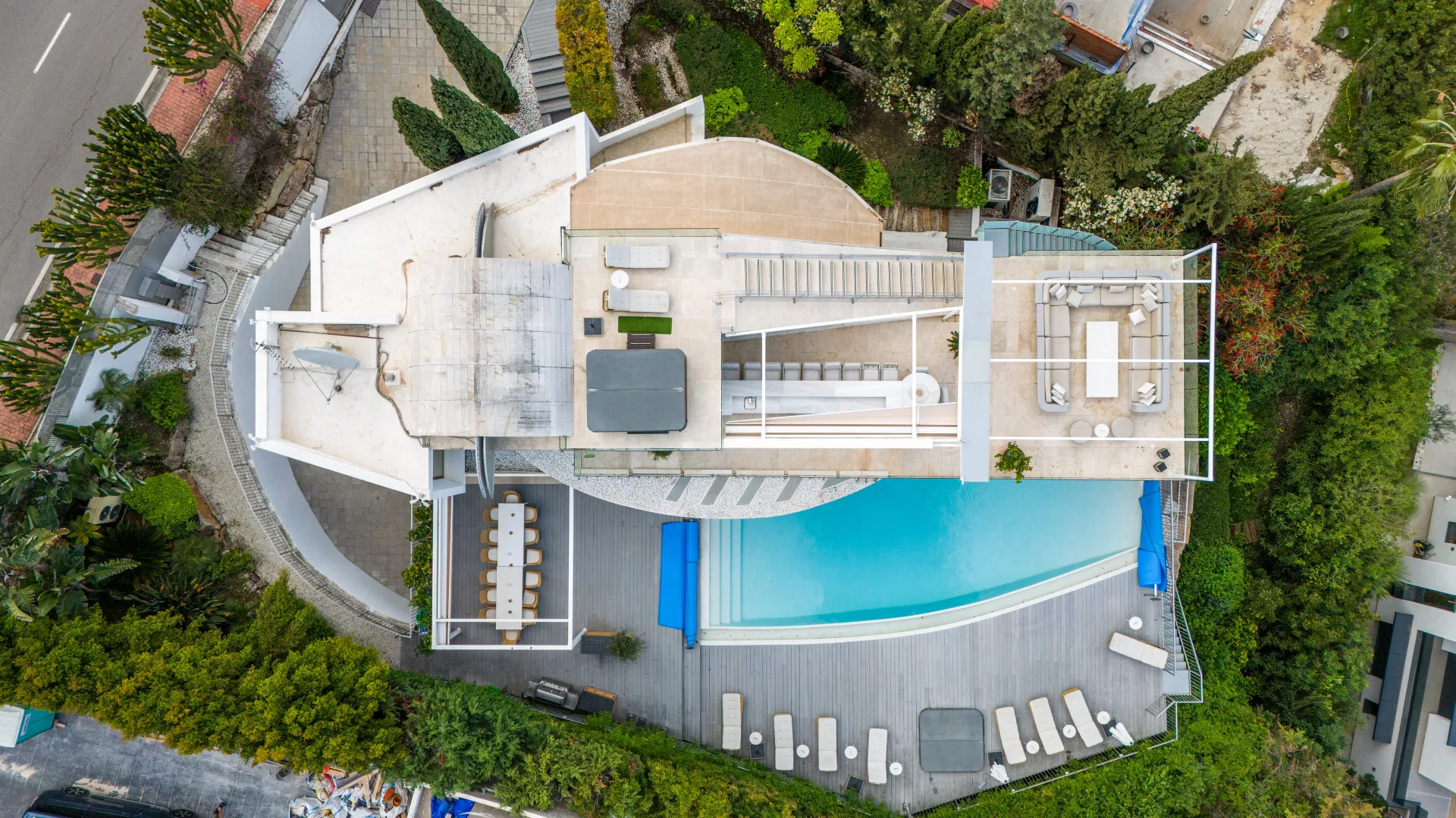 Buy villa in Nueva Andalucia