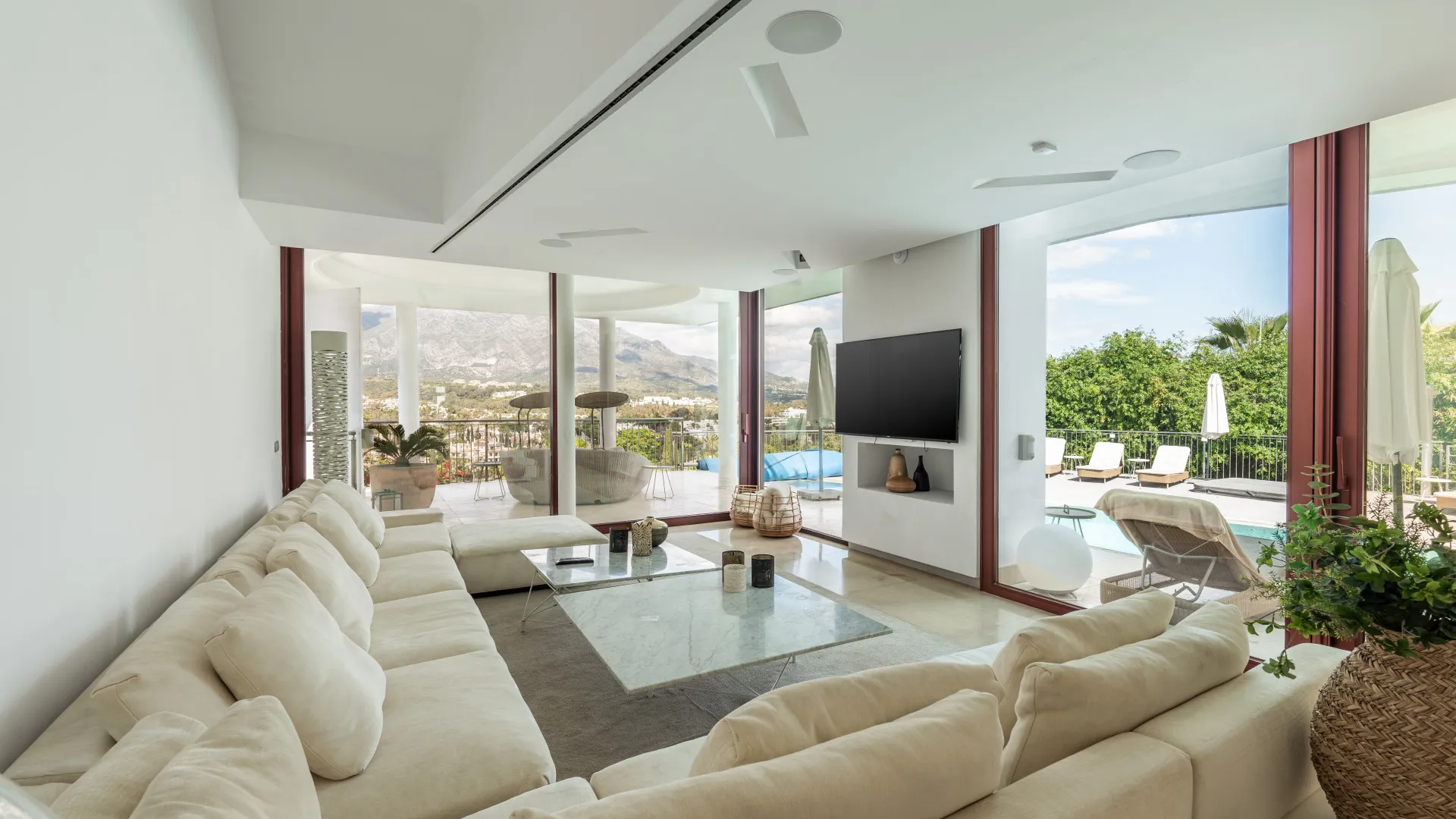 Buy villa in Nueva Andalucia