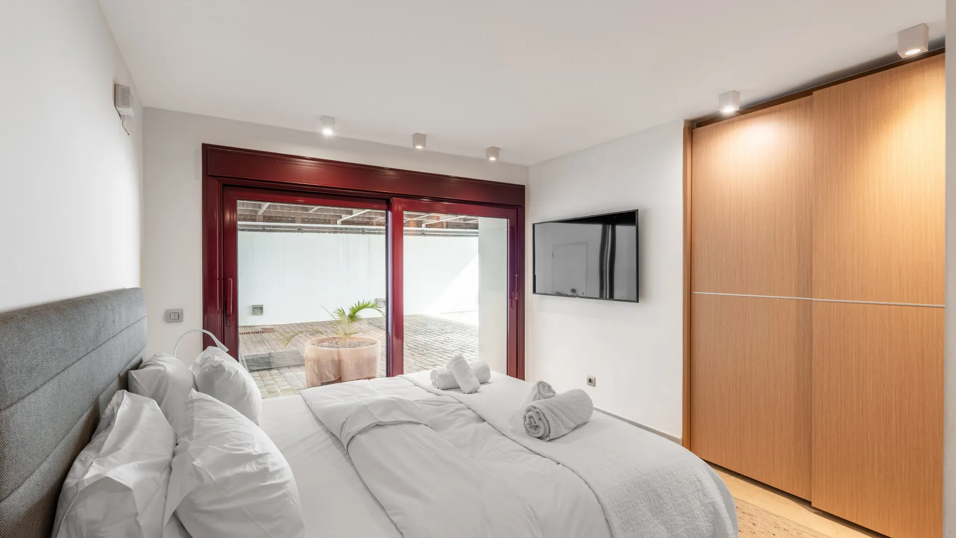 Buy villa in Nueva Andalucia