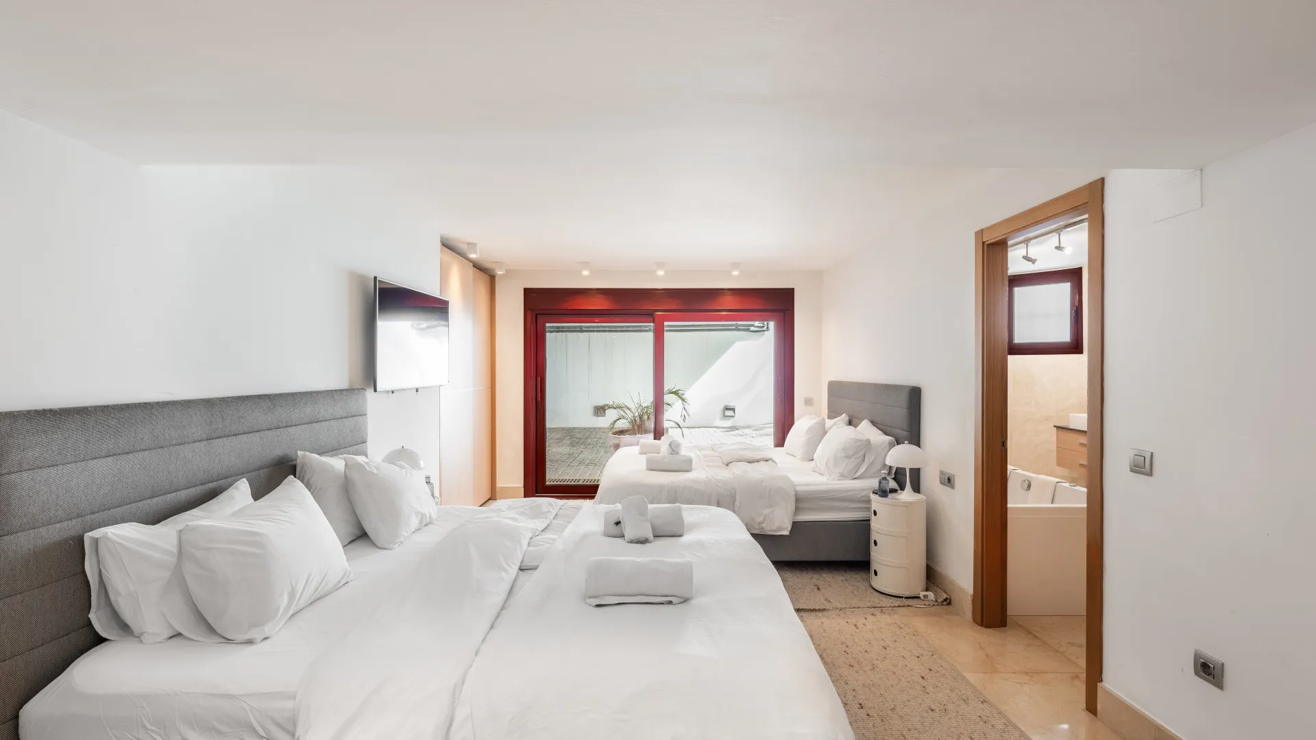 Buy villa in Nueva Andalucia