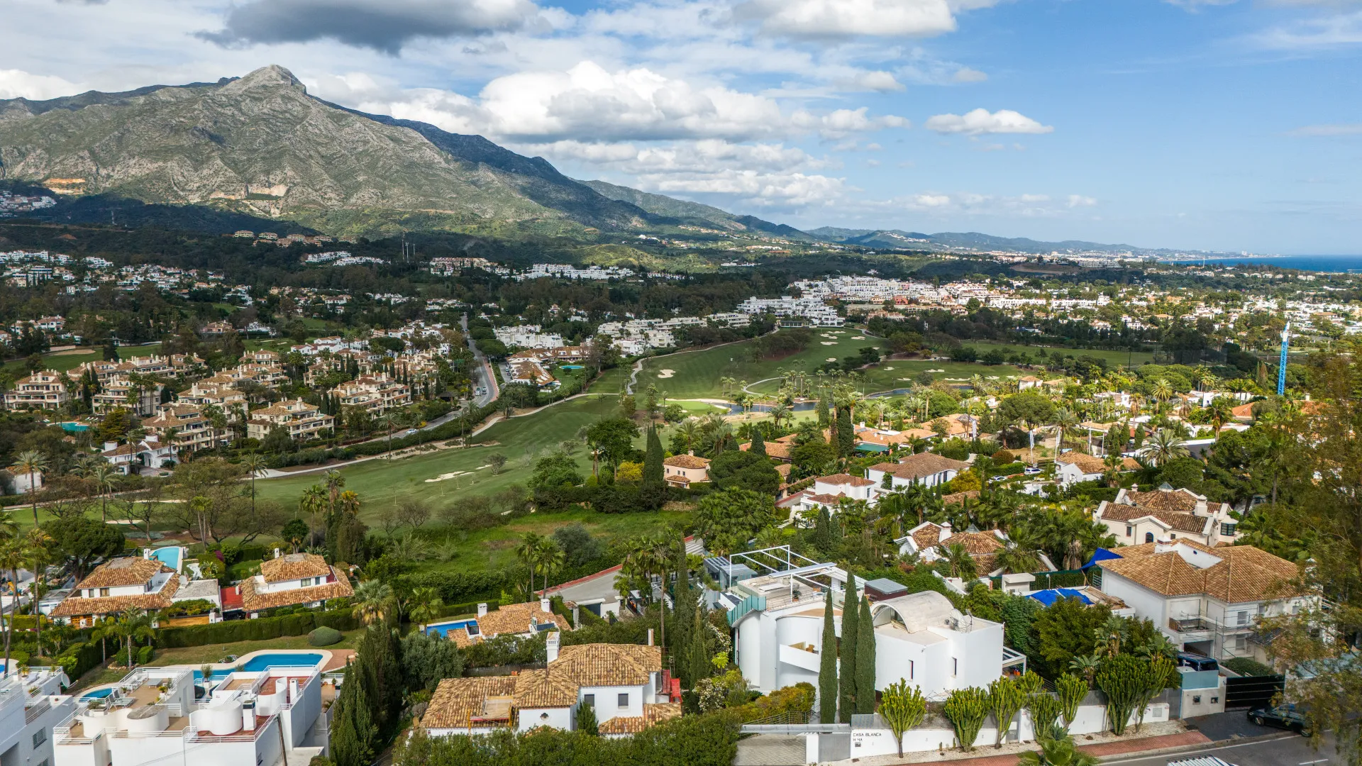 Buy villa in Nueva Andalucia