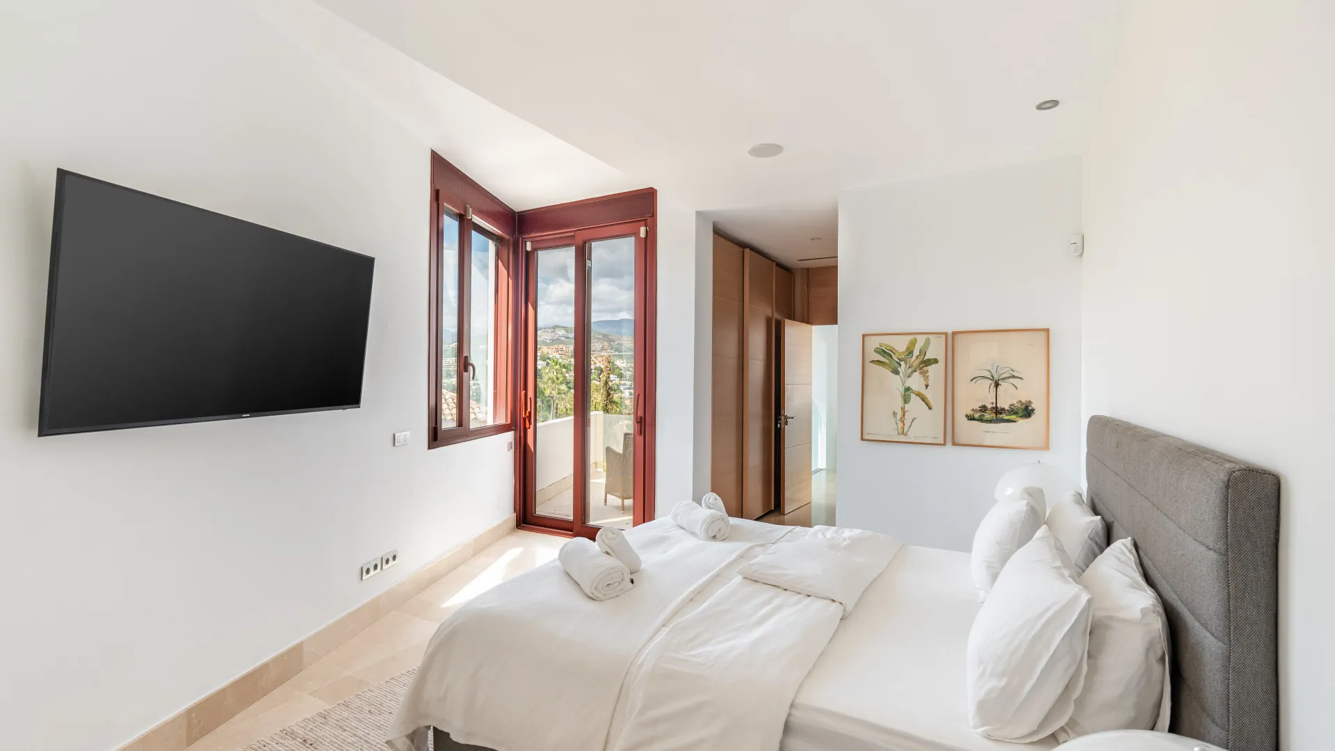 Buy villa in Nueva Andalucia