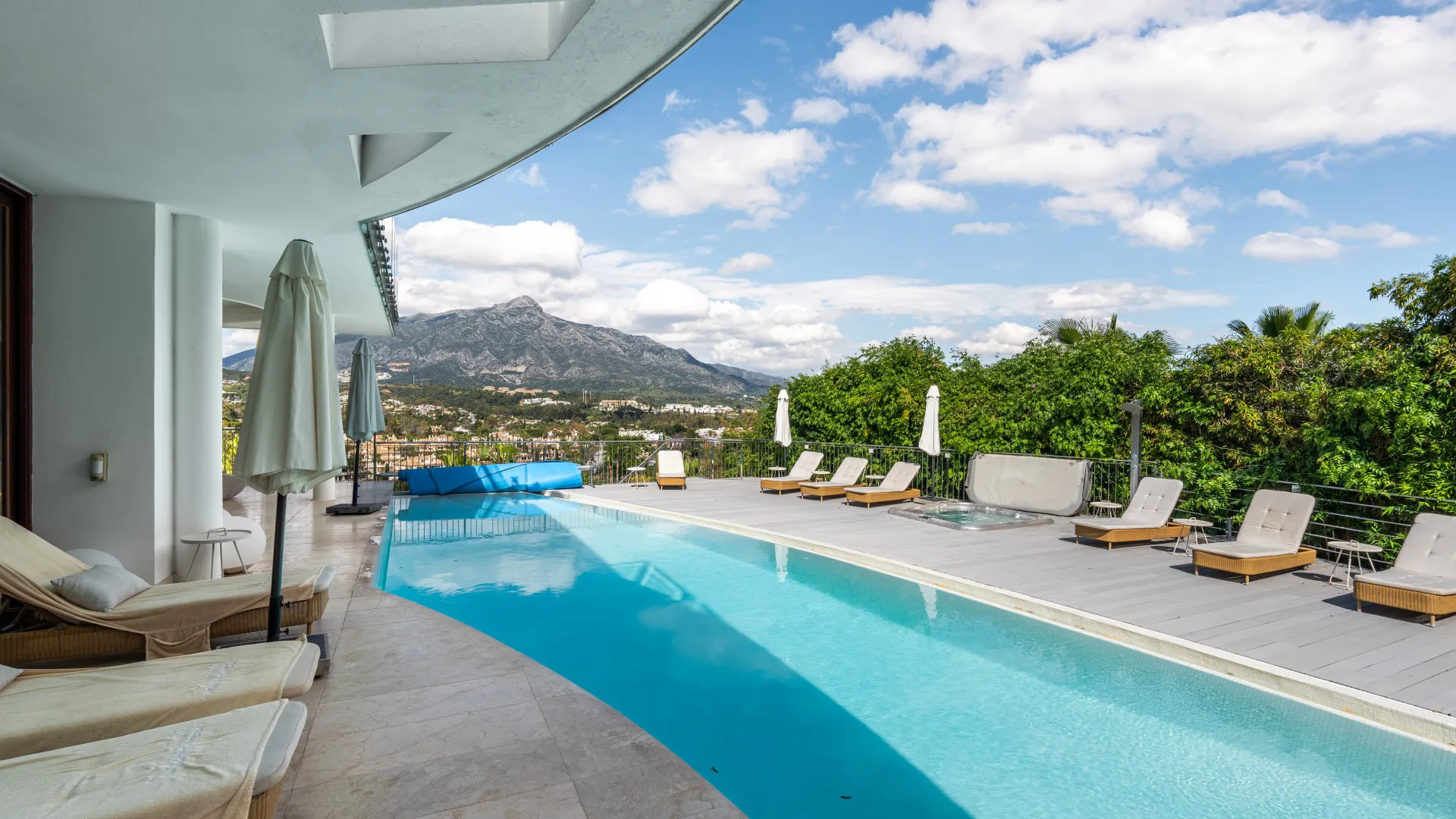 Buy villa in Nueva Andalucia