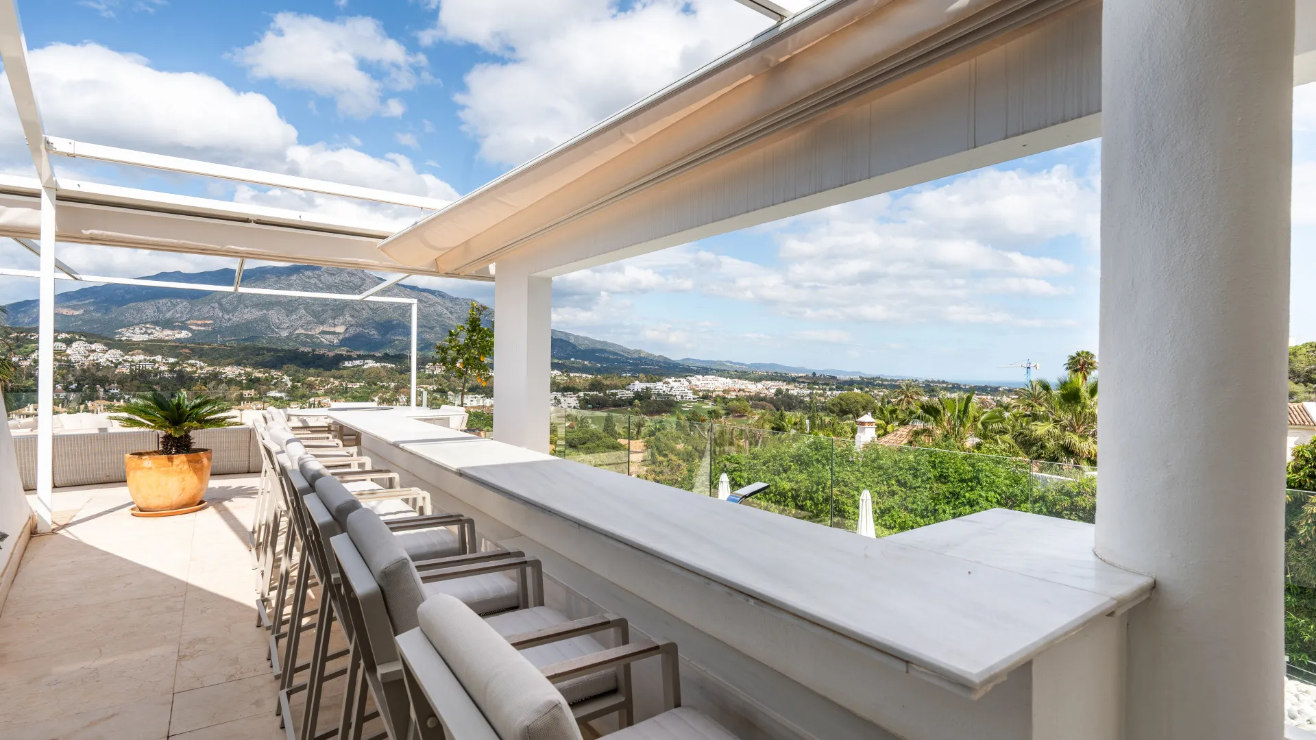 Buy villa in Nueva Andalucia
