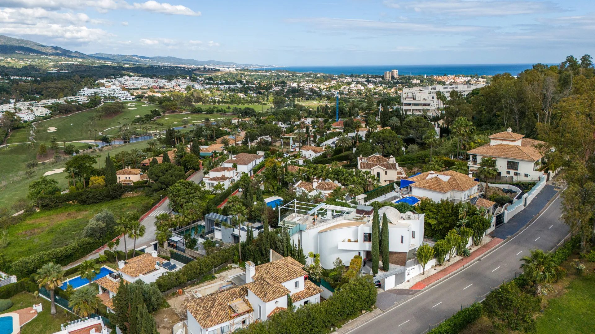 Buy villa in Nueva Andalucia