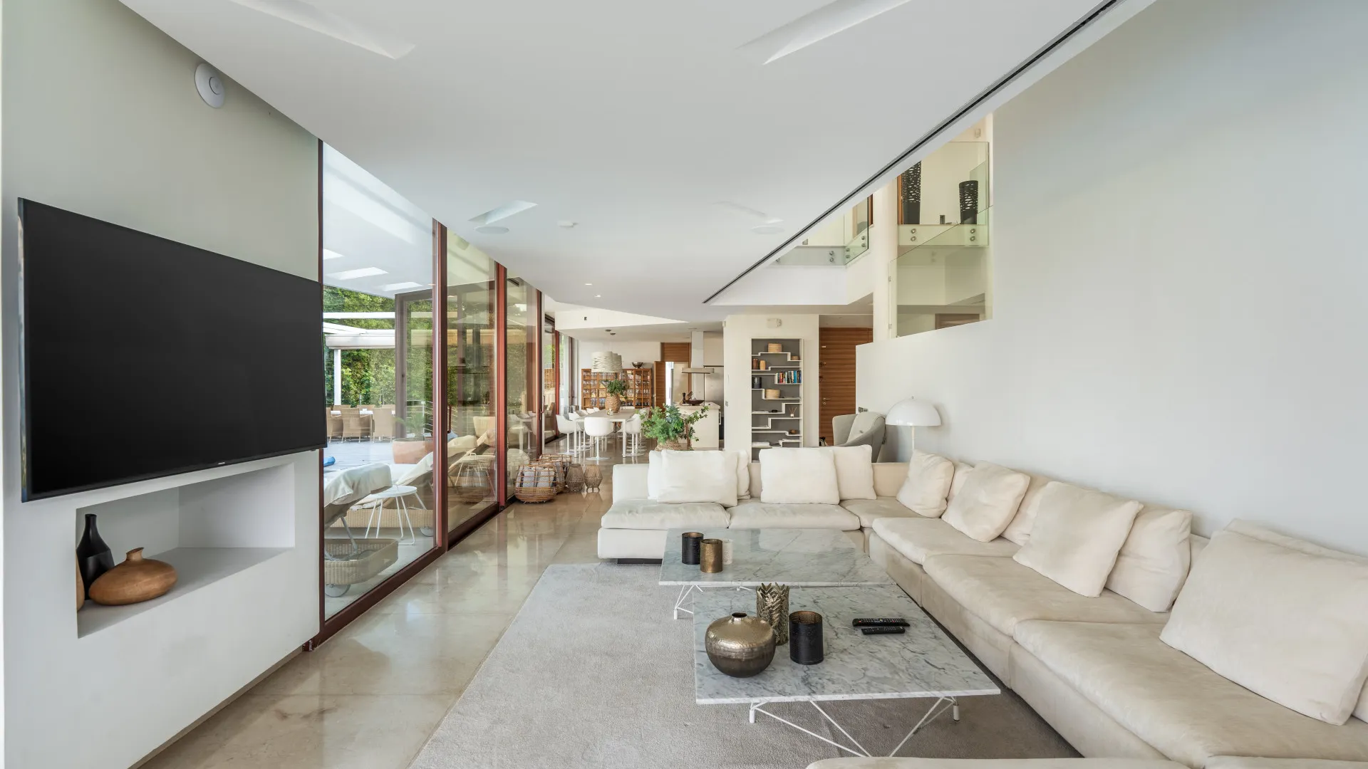 Buy villa in Nueva Andalucia