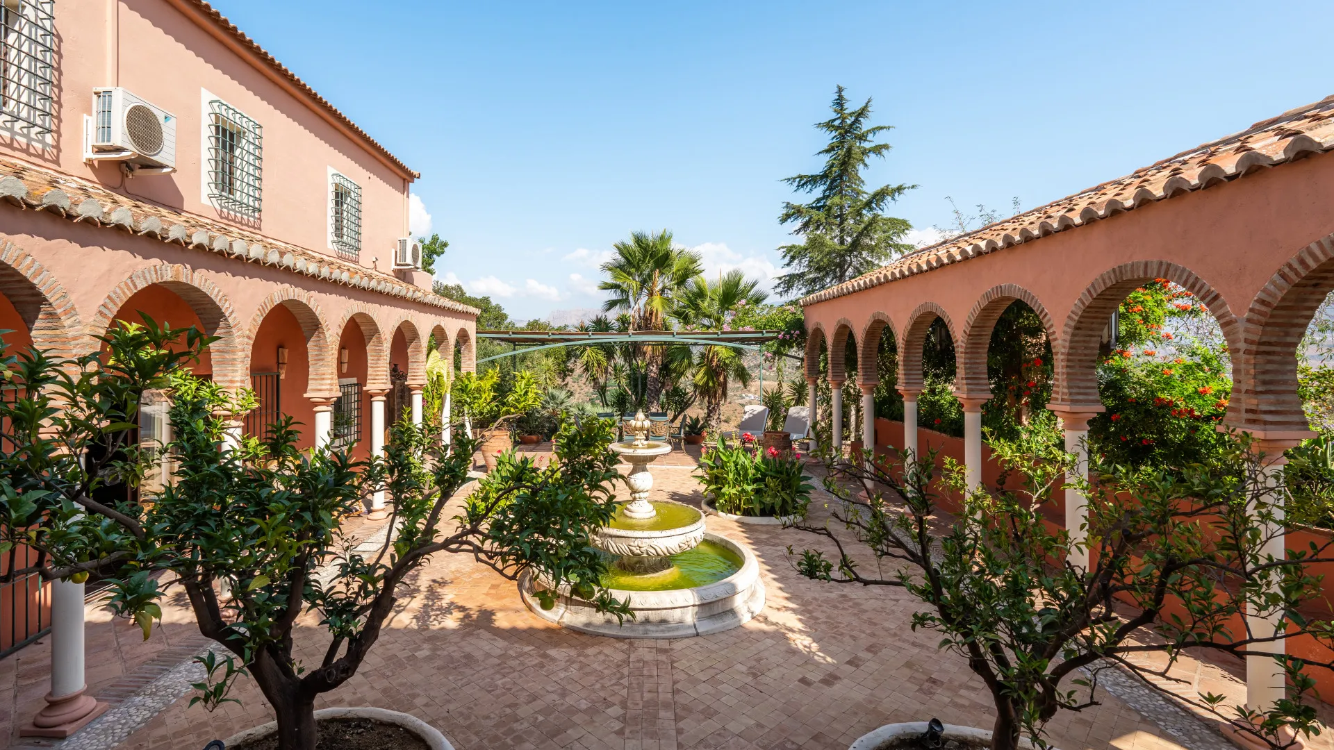 Finca de 5 dormitorios en venta en Comares