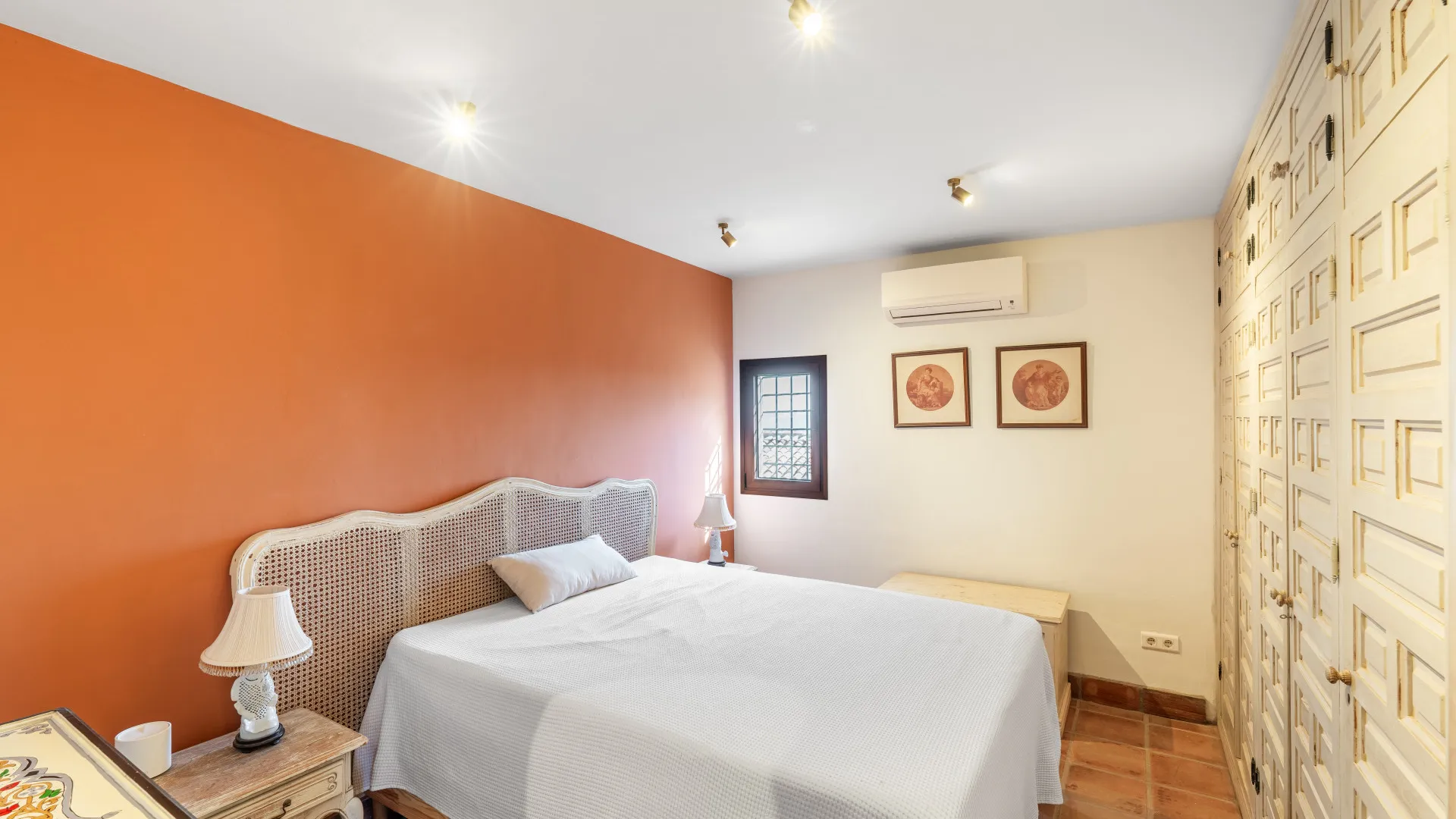 Finca de 5 dormitorios en venta en Comares